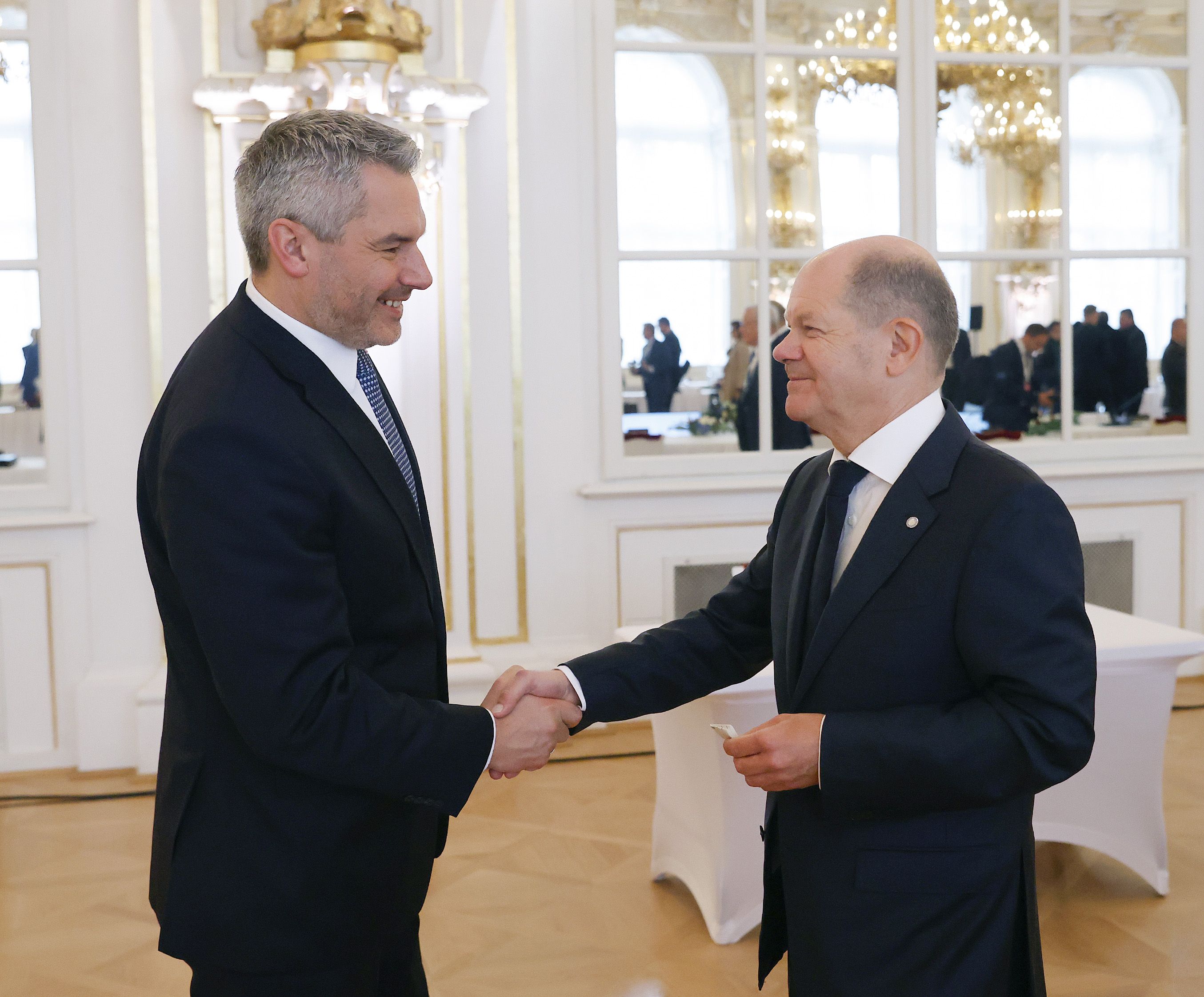 Bundeskanzler <strong>Karl Nehammer</strong> und der deutsche Bundeskanzler <strong>Olaf Scholz</strong> im Rahmen eines informellen EU-Gipfels der Staats- und Regierungschefs in Prag, 2022.