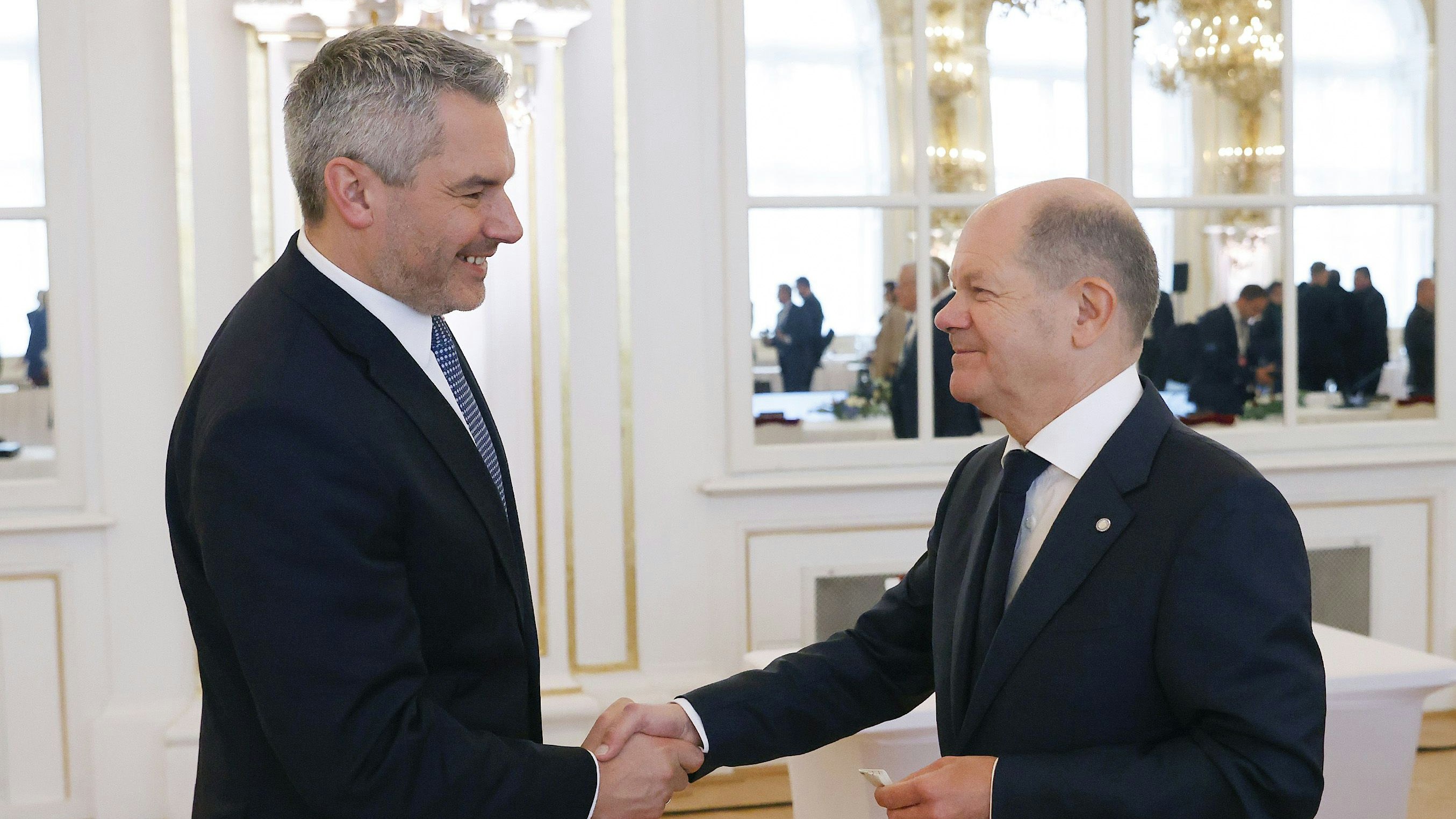 Download von www.picturedesk.com am 16.08.2023 (12:31).  *** SERVICEBILD *** ABD0037_20221007 - PRAG - TSCHECHIEN: ZU APA0180 VOM 7.10.2022 - (v.l.) Bundeskanzler Karl Nehammer und der deutsche Bundeskanzler Olaf Scholz am Freitag, 07. Oktober 2022, im Rahmen eines informellen EU-Gipfels der Staats- und Regierungschefs, in Prag. - FOTO: APA/BKA/DRAGAN TATIC - 20221007_PD3112 - Rechteinfo: Servicebild (SB) Bei diesem Bild ist PictureDesk ausschließlich technischer Dienstleister und stellt eine technische Bearbeitungsgebühr in Rechnung. PictureDesk ist weder Urheber noch Rechteinhaber. Die Nutzung liegt in alleiniger Verantwortung des Kunden. Nur für redaktionelle Nutzung!