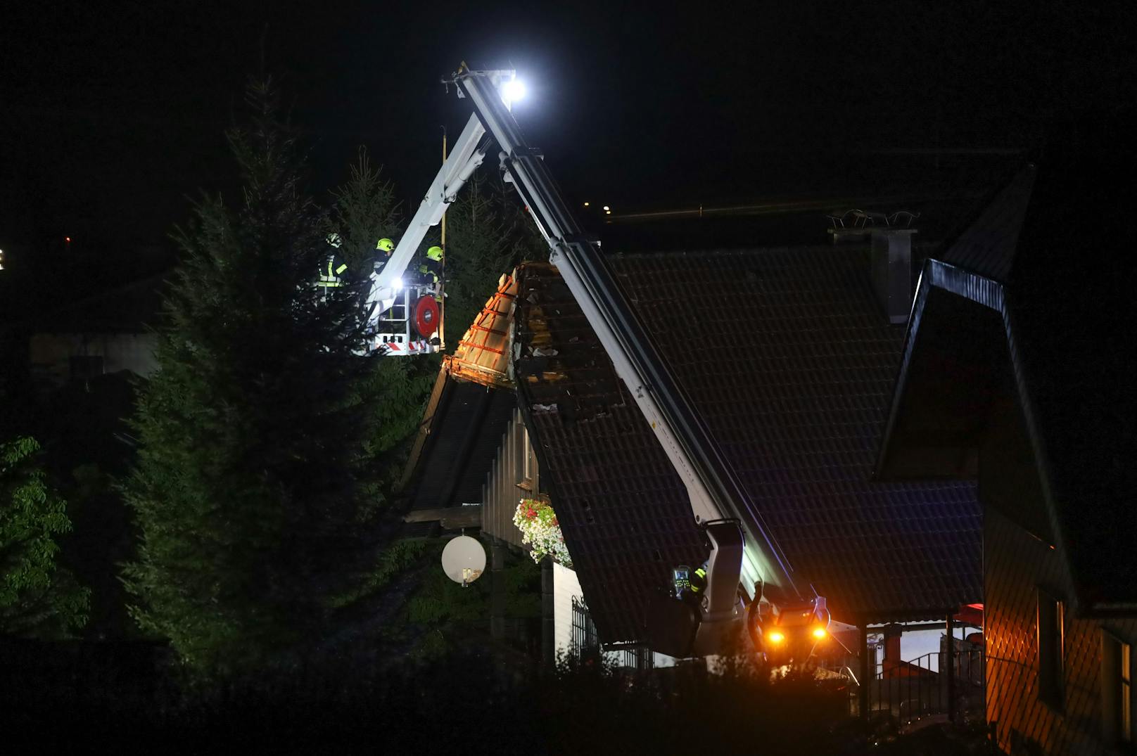 Vier Feuerwehren standen Dienstagabend in Altmünster (Bezirk Gmunden) im Einsatz, nachdem ein Blitz in den einen Dachstuhl eines Wohnhauses eingeschlagen hat.