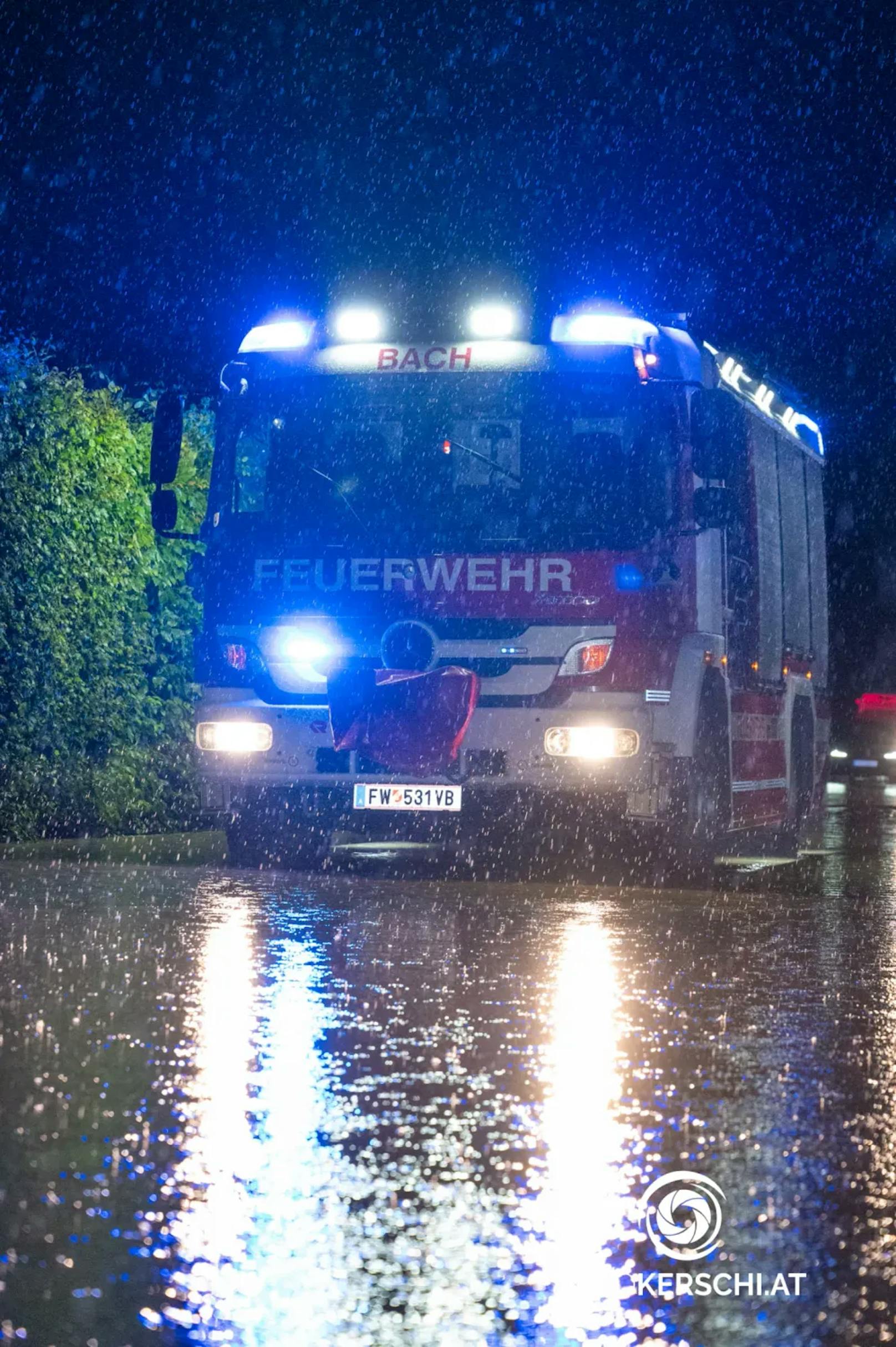 In ganz Oberösterreich kam es am Dienstag zu teils heftigen Gewittern mit schwerem Niederschlag und starken Sturmböen. Die Feuerwehren standen im Dauereinsatz.