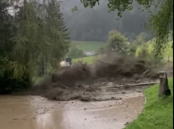 Die Freiwillige Feuerwehr Lüsen zeigt, wie schnell es bei einem Gewitter zu Sturzfluten kommt.