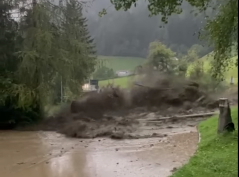 Die Freiwillige Feuerwehr Lüsen zeigt, wie schnell es bei einem Gewitter zu Sturzfluten kommt.