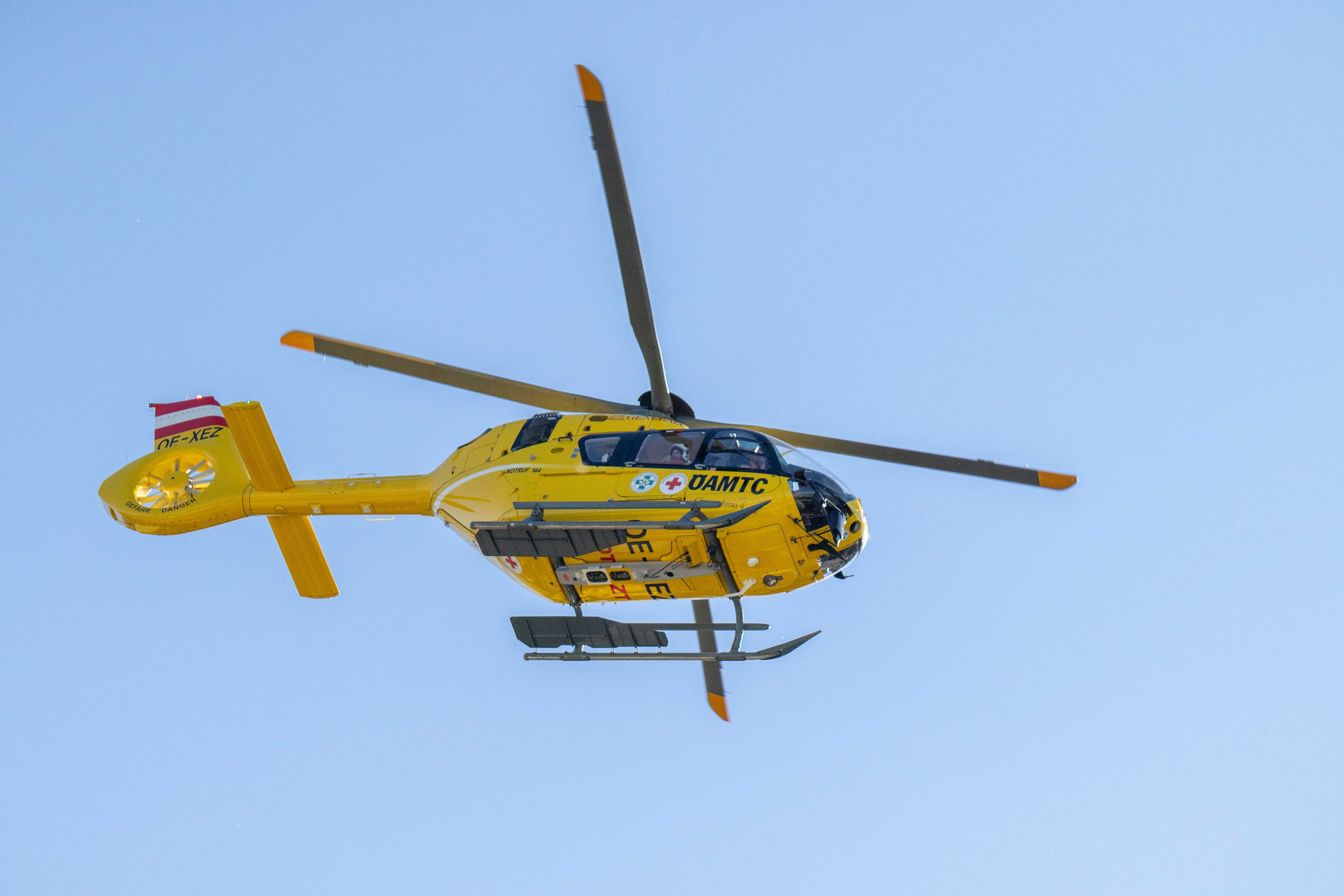 Der Deutsche wurde von der Bergrettung Tux erstversorgt und mit dem Rettungshubschrauber in die Klinik Innsbruck geflogen.