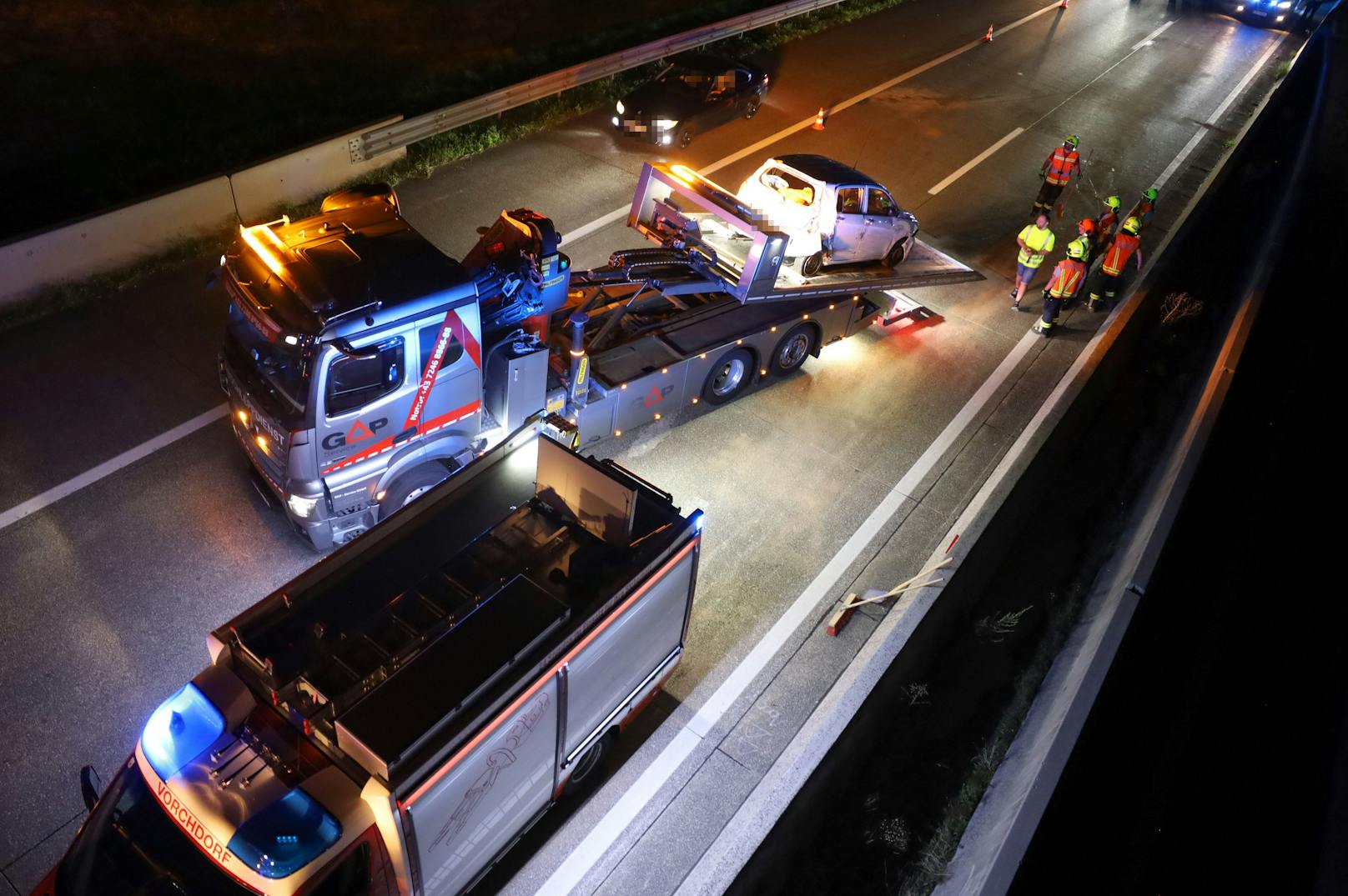 Ein schwerer Verkehrsunfall, bei dem sich auch ein Auto überschlagen hat, hat sich am späteren Mittwochabend auf der A1 Westautobahn bei Roitham am Traunfall (Bezirk Gmunden) ereignet.