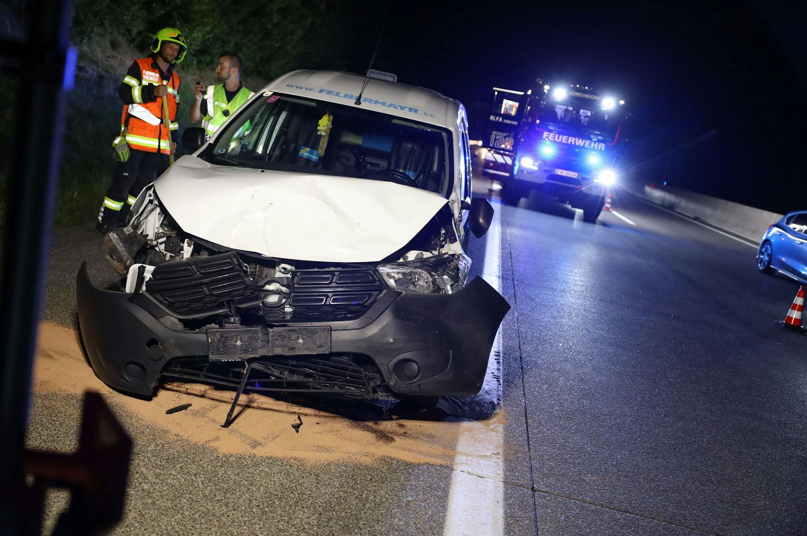 Ein schwerer Verkehrsunfall, bei dem sich auch ein Auto überschlagen hat, hat sich am späteren Mittwochabend auf der A1 Westautobahn bei Roitham am Traunfall (Bezirk Gmunden) ereignet.