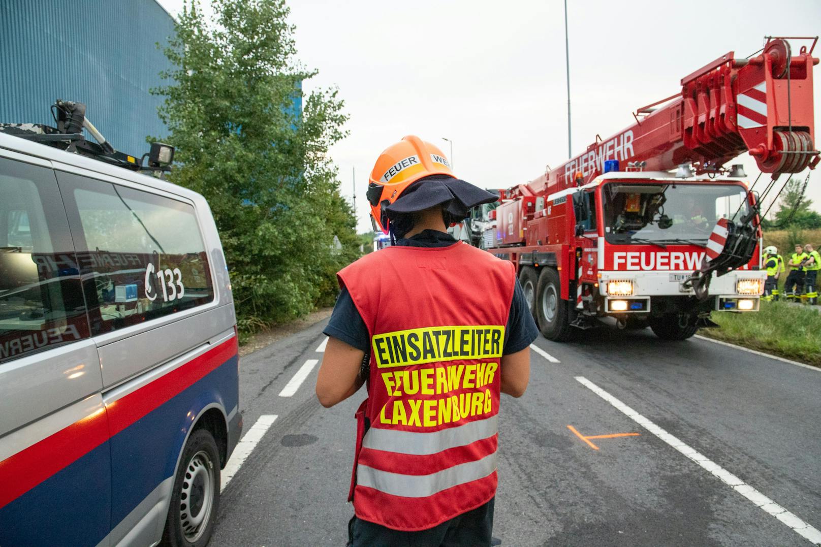 Dazu wurde eine spezielle Rettungsplattform für ein effizientes Arbeiten in der Höhe (z.B. LKW) in Stellung gebracht und mittels hydraulischem Rettungsgerät eine Zugangsöffnung geschaffen. Anschließend wurde die Person auf ein Spineboard umgelagert und über die Rettungsplattform aus dem Bus gehoben.