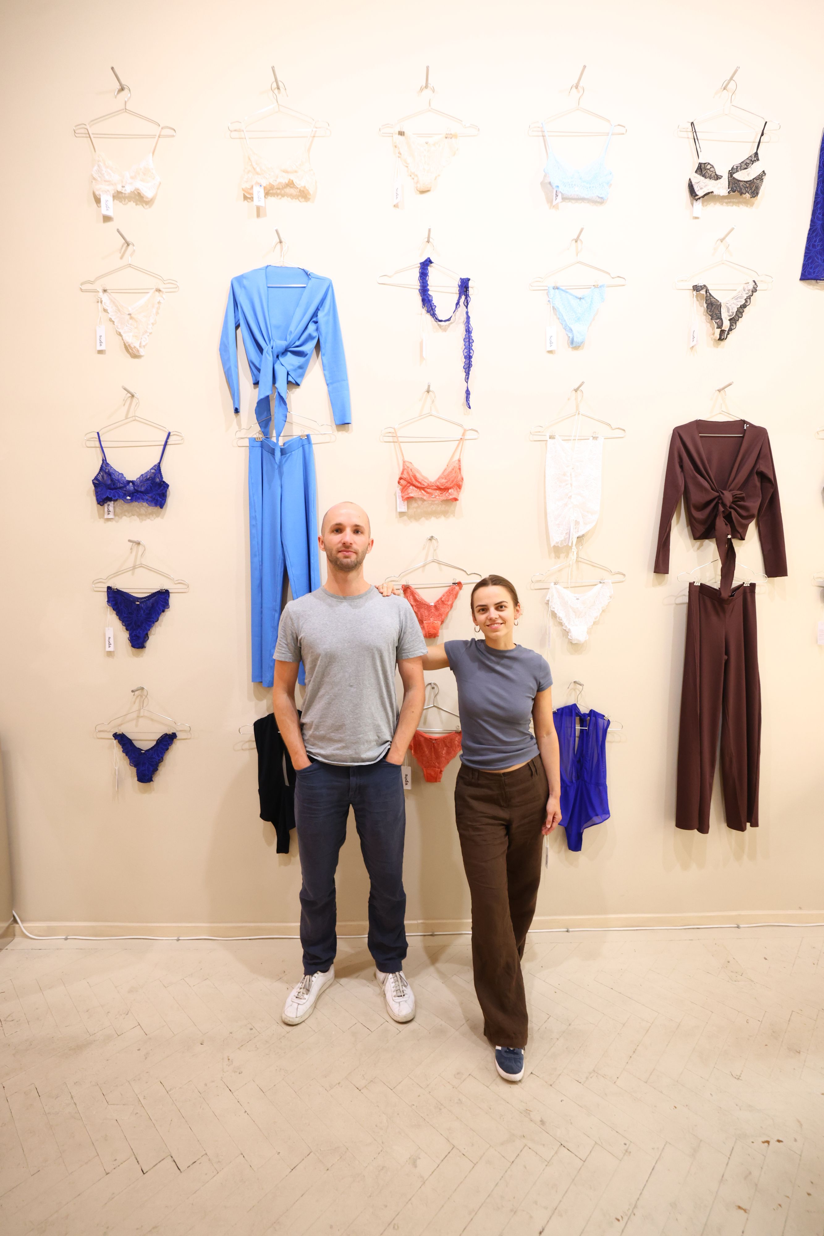 Susanna Gangl und Severin Wiesbauer in ihrem Ladengeschäft in der Neubaugsasse 45