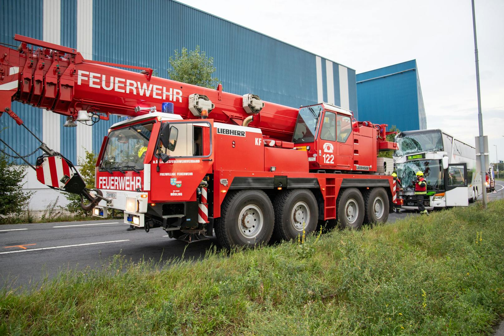 Die im oberen Stock schwer verletzte Person konnte den Bus nicht mehr über die schmale Stiege im Fahrzeuginneren verlassen oder heruntergetragen werden. Aufgrund dessen wurde durch die Feuerwehr eine technische Menschenrettung eingeleitet.