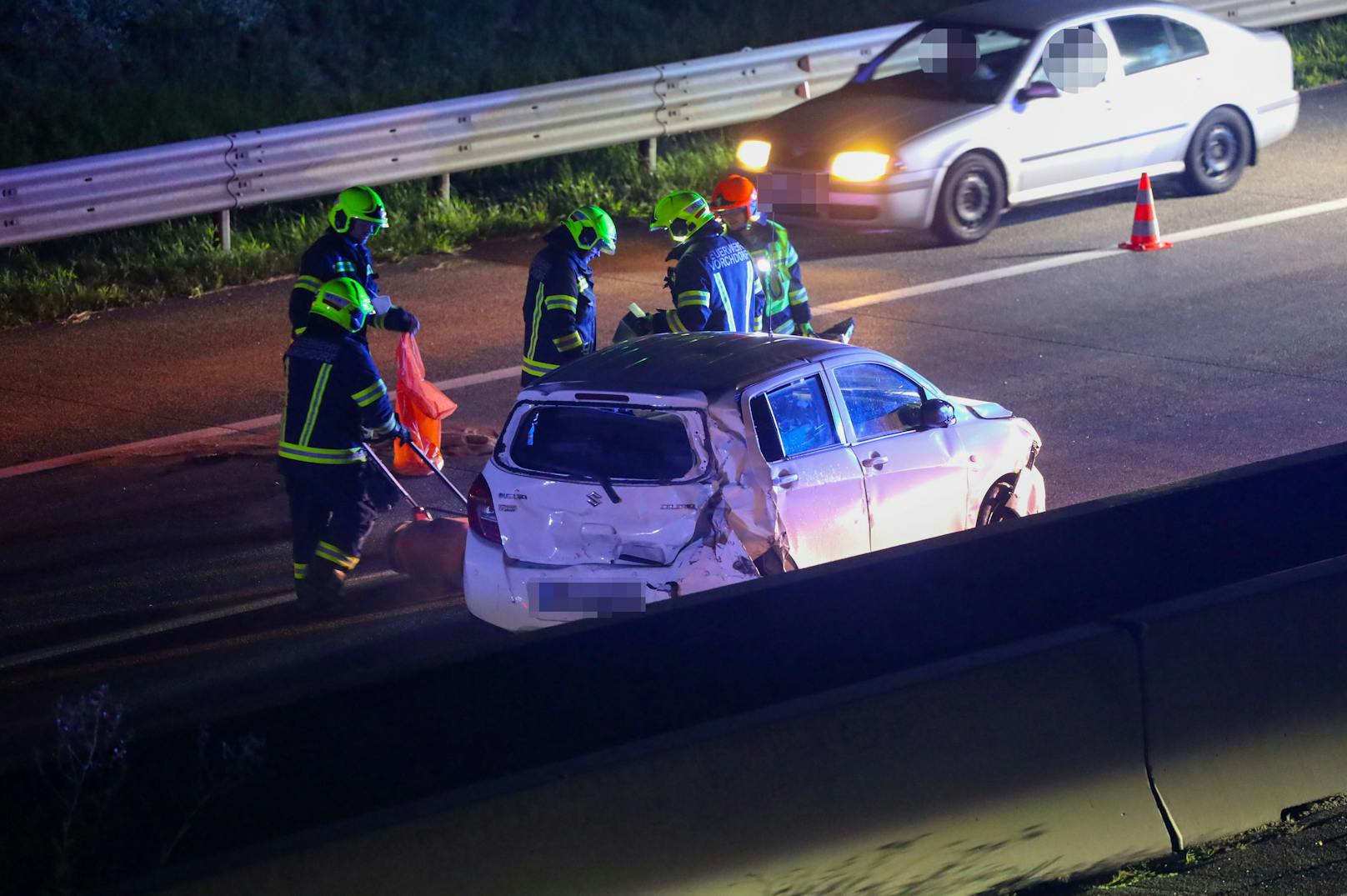 Ein schwerer Verkehrsunfall, bei dem sich auch ein Auto überschlagen hat, hat sich am späteren Mittwochabend auf der A1 Westautobahn bei Roitham am Traunfall (Bezirk Gmunden) ereignet.