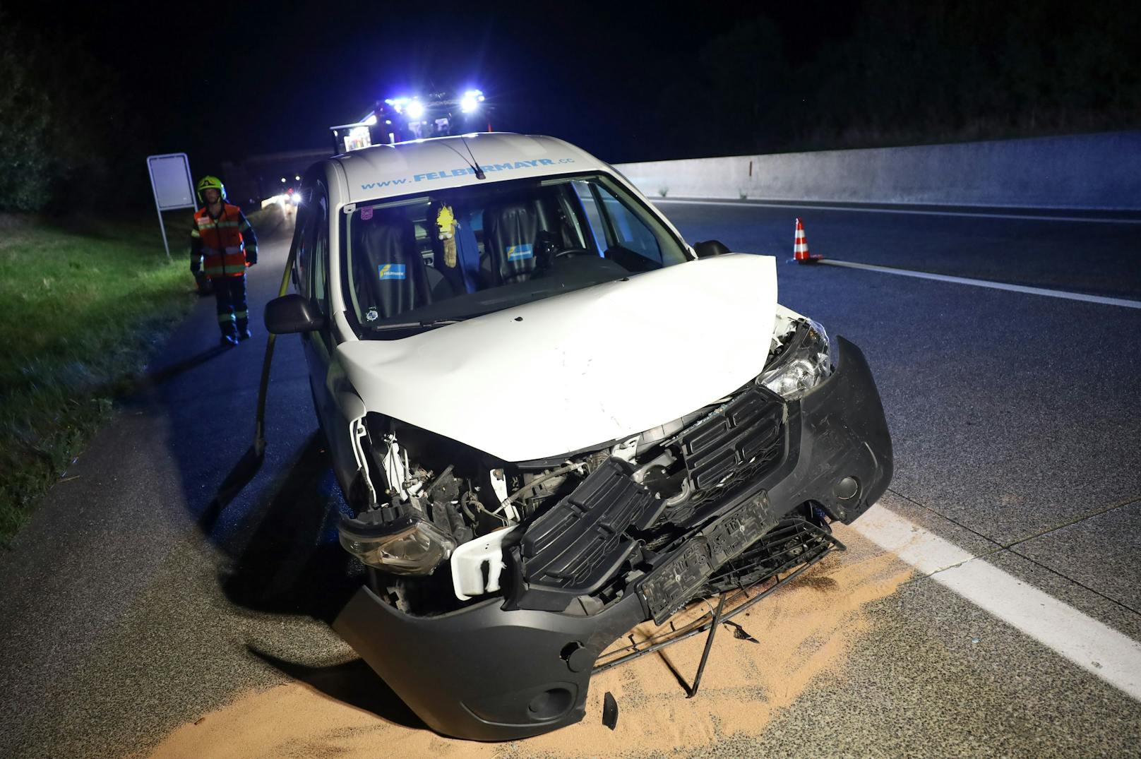 Ein schwerer Verkehrsunfall, bei dem sich auch ein Auto überschlagen hat, hat sich am späteren Mittwochabend auf der A1 Westautobahn bei Roitham am Traunfall (Bezirk Gmunden) ereignet.