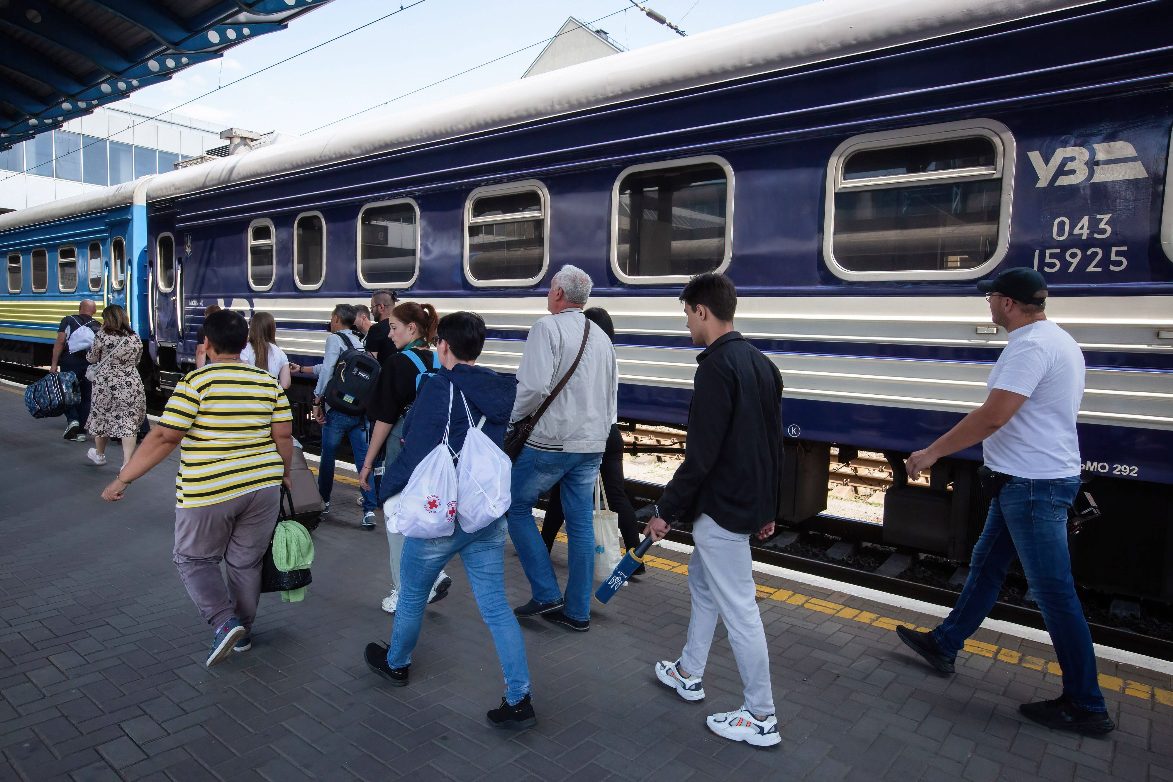 Ukrainische Menschen, die aus dem Kriegsgebiet ausreisen wollen.