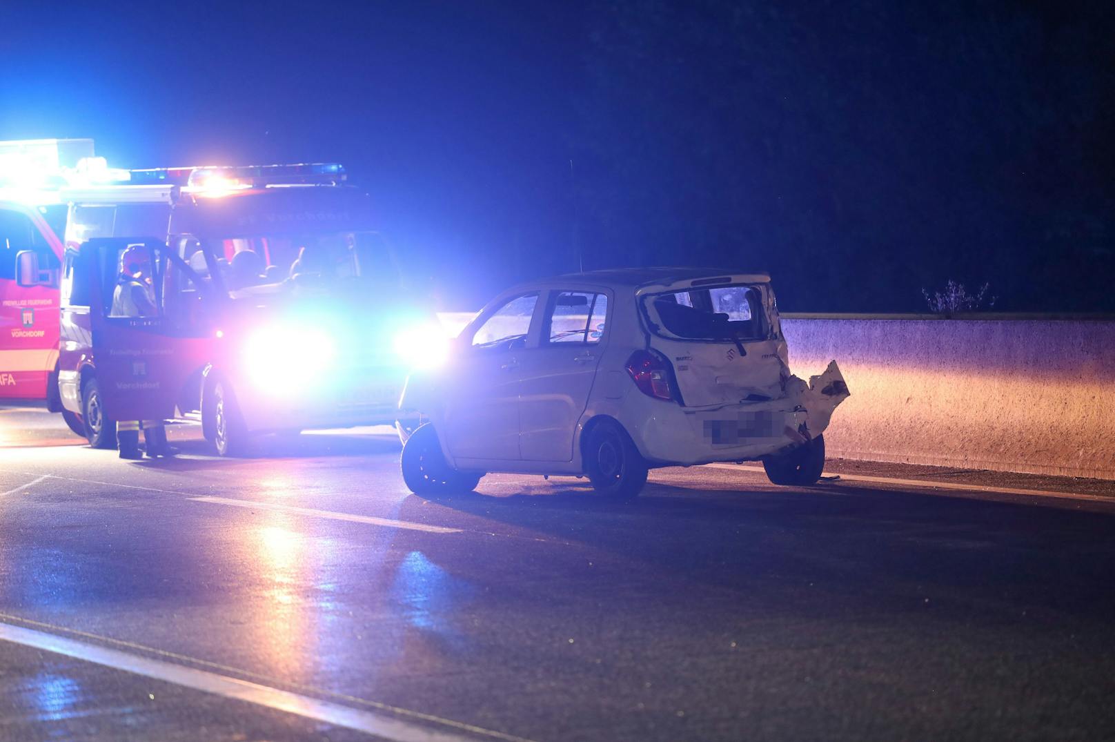 Ein schwerer Verkehrsunfall, bei dem sich auch ein Auto überschlagen hat, hat sich am späteren Mittwochabend auf der A1 Westautobahn bei Roitham am Traunfall (Bezirk Gmunden) ereignet.