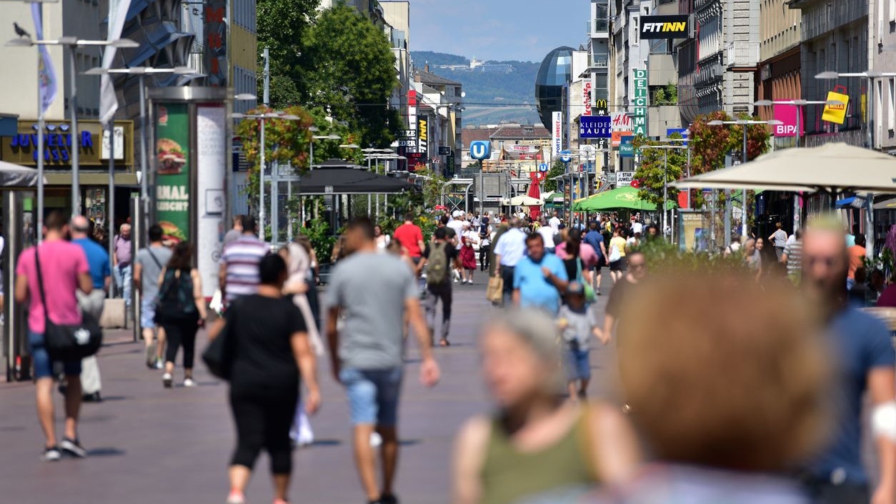 Blick in eine belebte Fußgängerzone in Wien-Favoriten. Kühlender Schatten ist hier trotz einiger Bäume Mangelware.