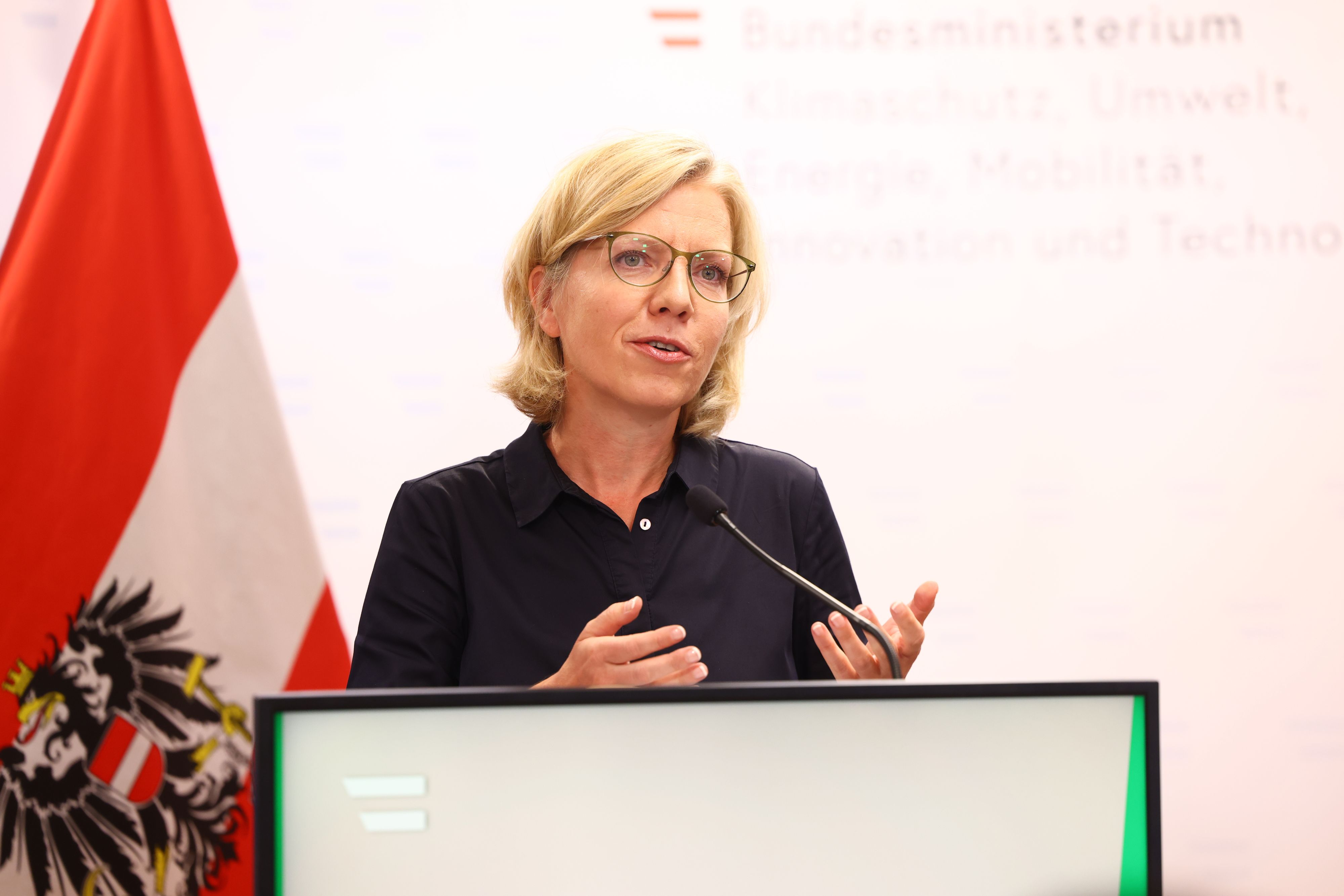 Umweltministerin Leonore Gewessler (Grüne) freut sich über den CO2-Rückgang, pocht aber auf weitere Schritte.