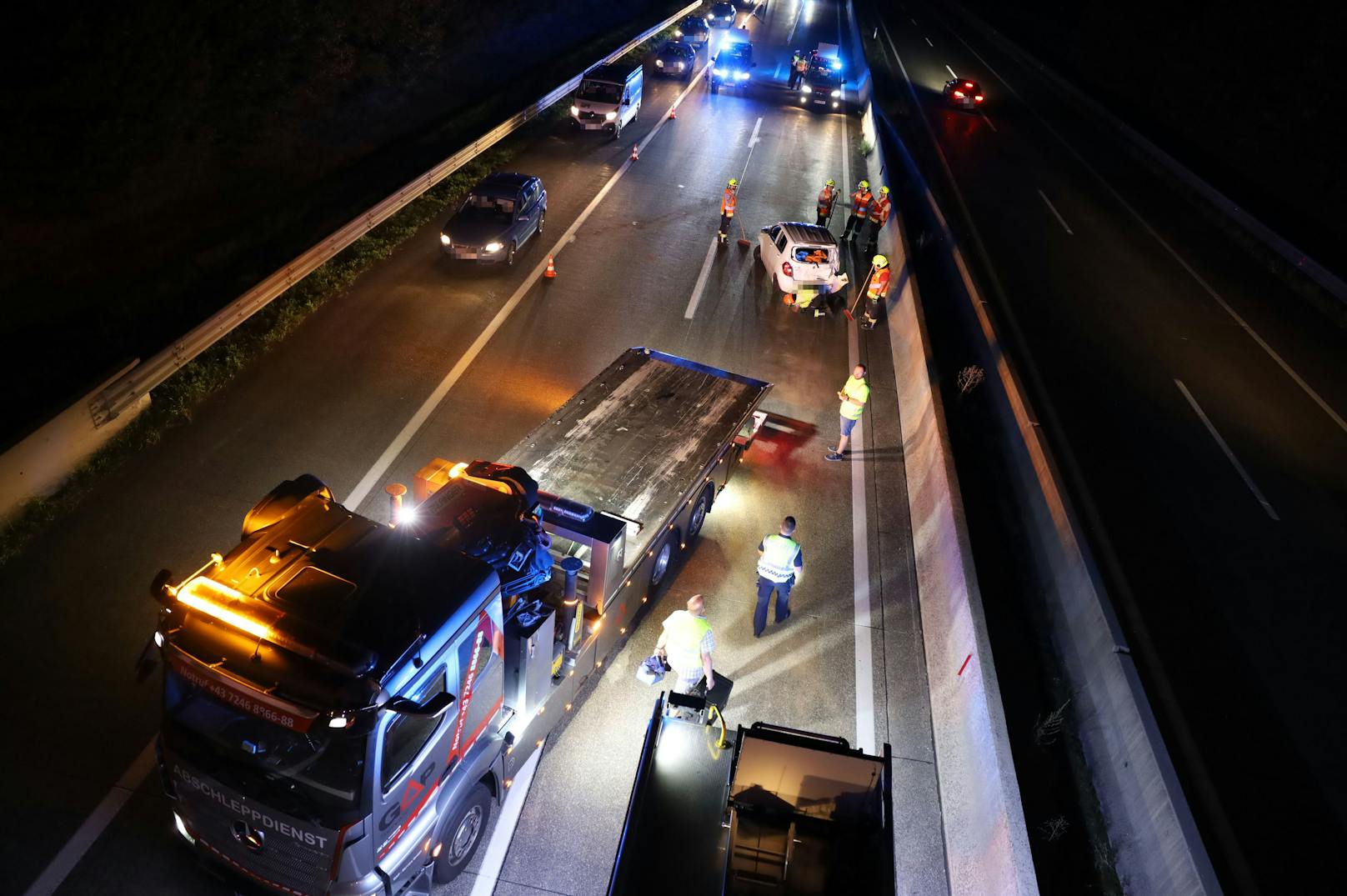 Ein schwerer Verkehrsunfall, bei dem sich auch ein Auto überschlagen hat, hat sich am späteren Mittwochabend auf der A1 Westautobahn bei Roitham am Traunfall (Bezirk Gmunden) ereignet.