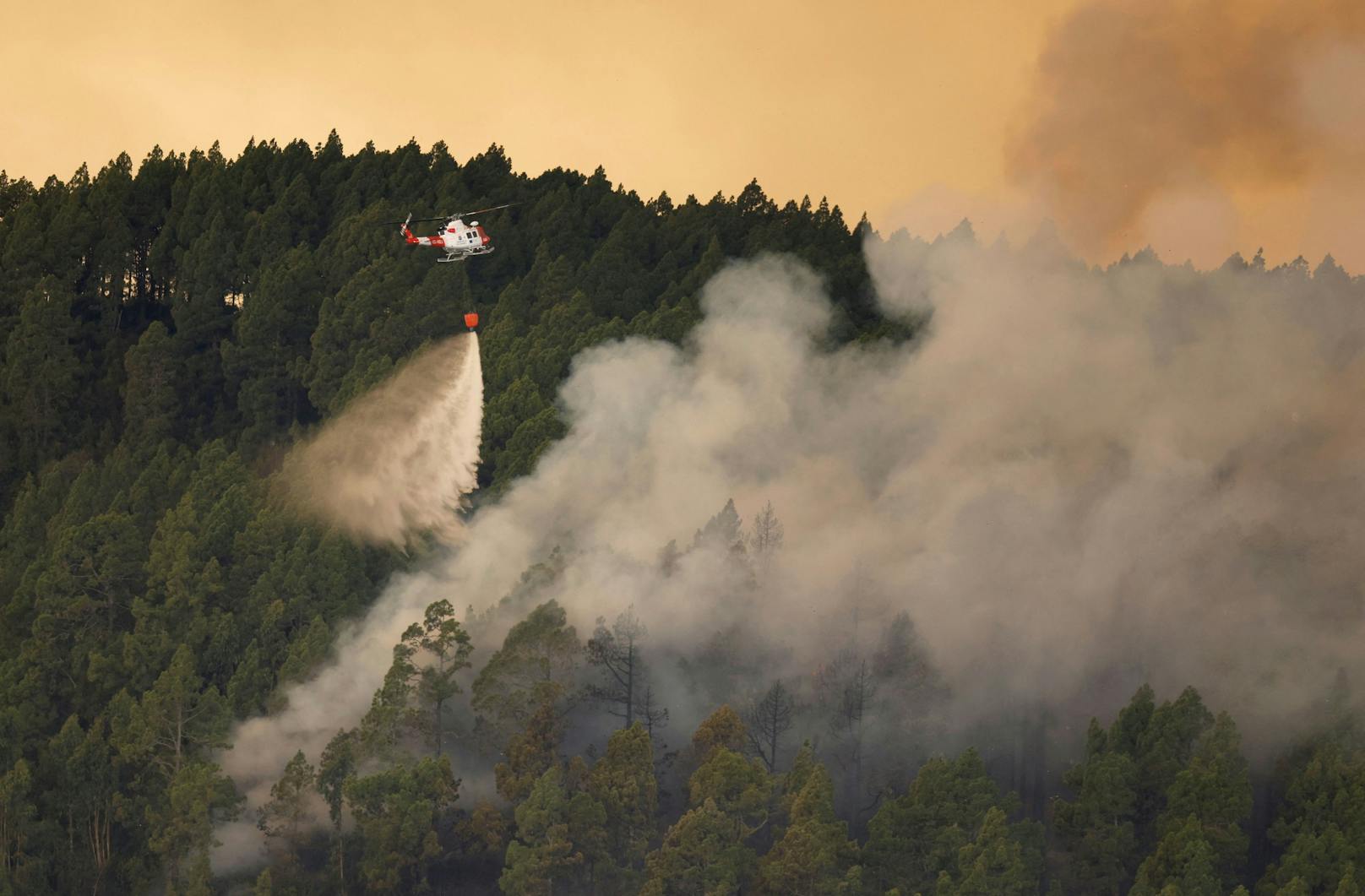 Das Feuer breitete sich in einem gebirgigen Nationalpark über trockenes Waldland entlang steiler Schluchten in der Nähe des Vulkans Teide aus