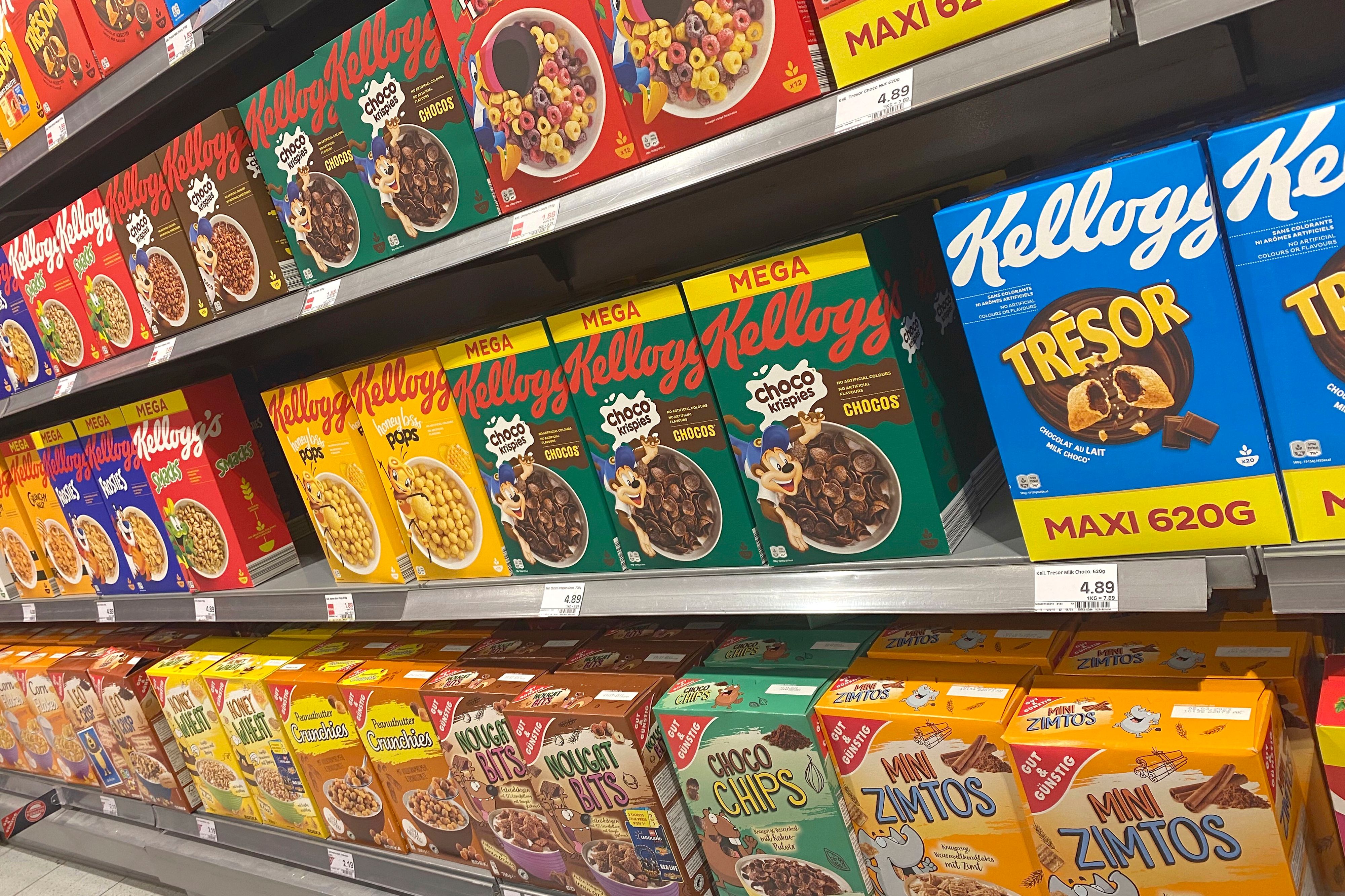 Download von www.picturedesk.com am 17.08.2023 (11:24).  Kellogs cereals on a supermarket shelf. Breakfast flakes, breakfast cereals or cereals are grain products that are infused with water, fruit juice, cow's or plant-based milk to form a porridge. Traditional products are cornflakes, oatmeal and muesli. - 20220511_PD17489 - Rechteinfo: Rights Managed (RM)