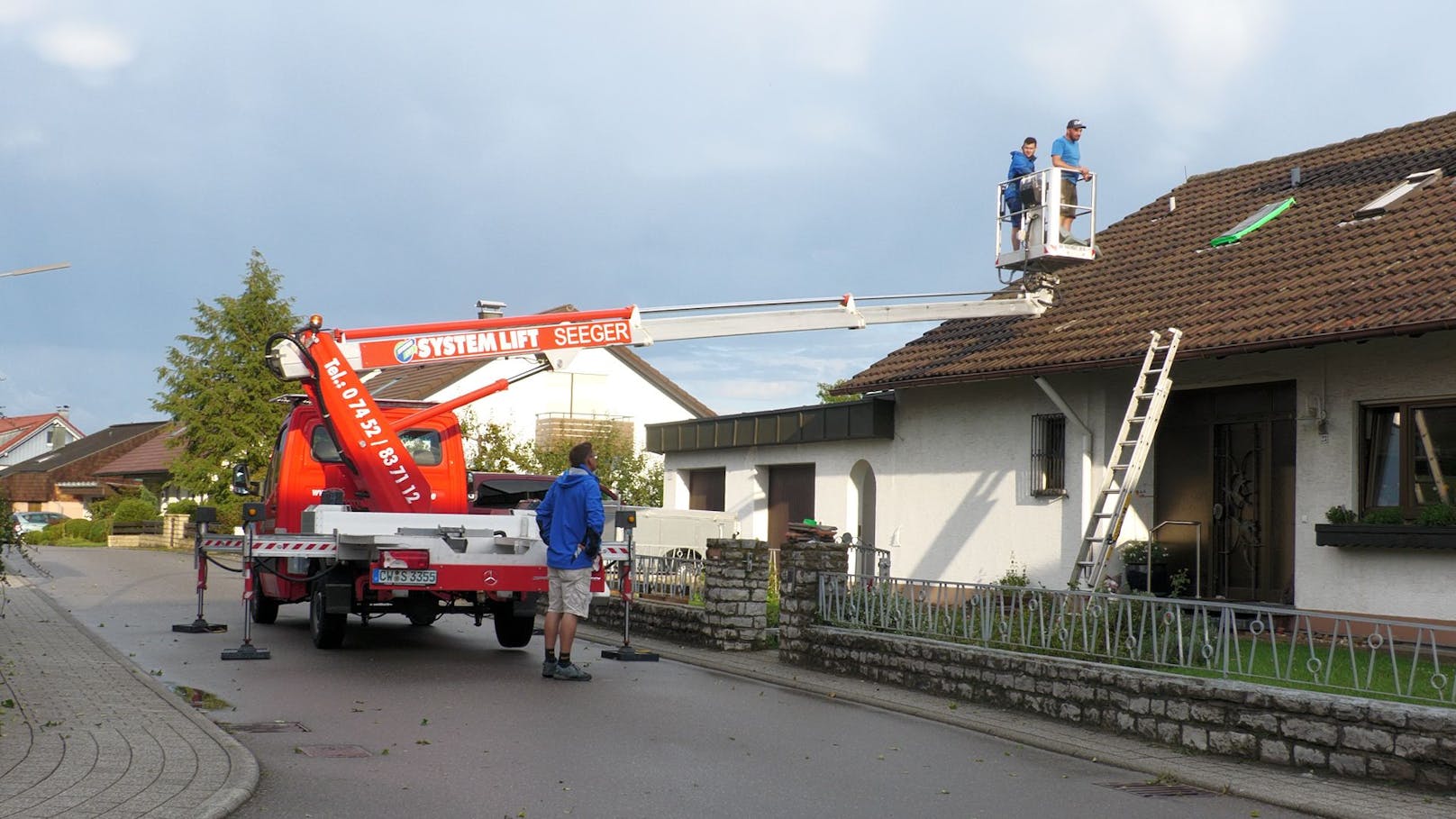 Hagelkörner so groß wie Tennisbälle (teils bis 8 cm im Durchmesser) haben nahe Stuttgart hunderte Gebäude beschädigt, wohl tausende Autos verbeult und Scheiben zerschlagen. Dachziegel, Dachfenster und Gewächshäuser wurden durchlöchert.