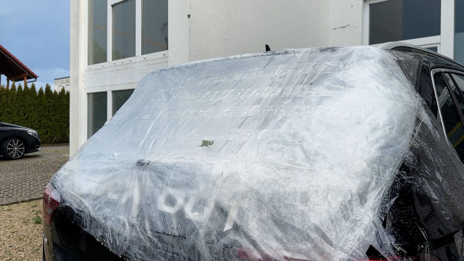 Hagelkörner so groß wie Tennisbälle (teils bis 8 cm im Durchmesser) haben nahe Stuttgart hunderte Gebäude beschädigt, wohl tausende Autos verbeult und Scheiben zerschlagen. Dachziegel, Dachfenster und Gewächshäuser wurden durchlöchert.