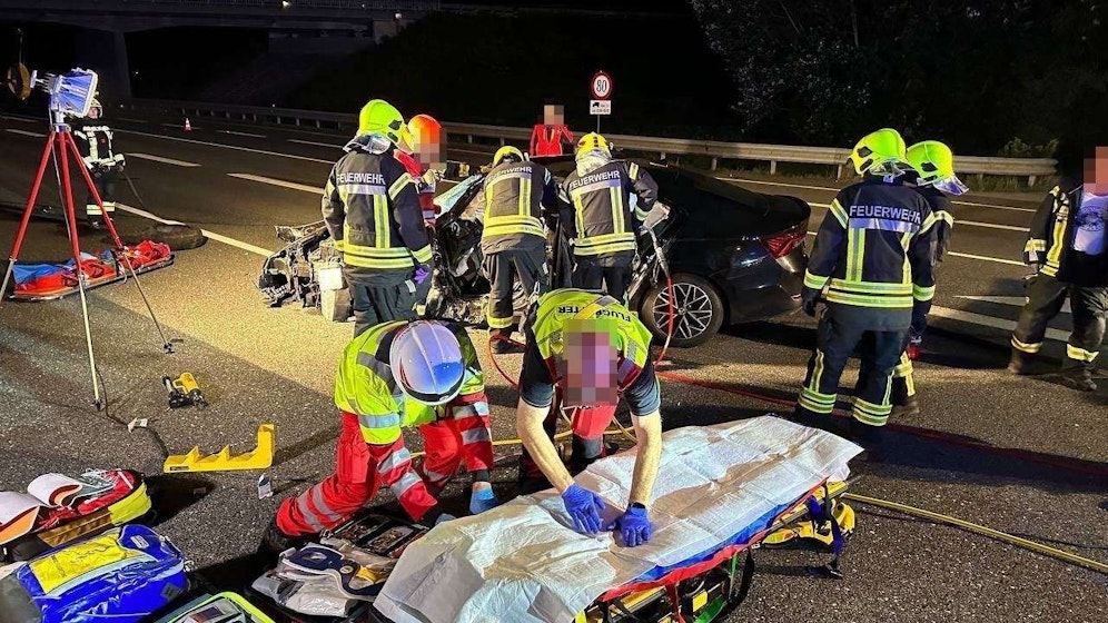 Geisterfahrer-Crash auf der S33 - Rettungskräfte vor Ort.