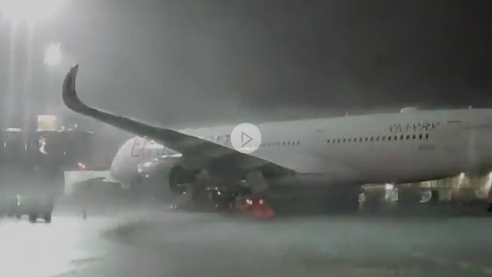 Starkregen sorgte am Mittwochabend am Flughafen Frankfurt für Chaos.