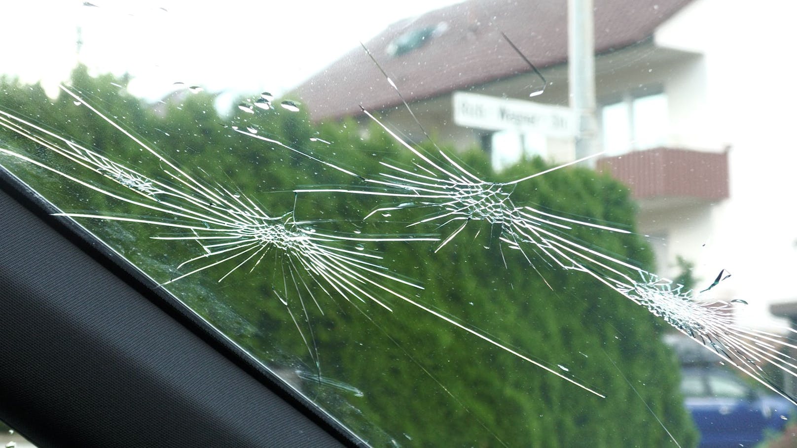 Hagelkörner so groß wie Tennisbälle (teils bis 8 cm im Durchmesser) haben nahe Stuttgart hunderte Gebäude beschädigt, wohl tausende Autos verbeult und Scheiben zerschlagen. Dachziegel, Dachfenster und Gewächshäuser wurden durchlöchert.