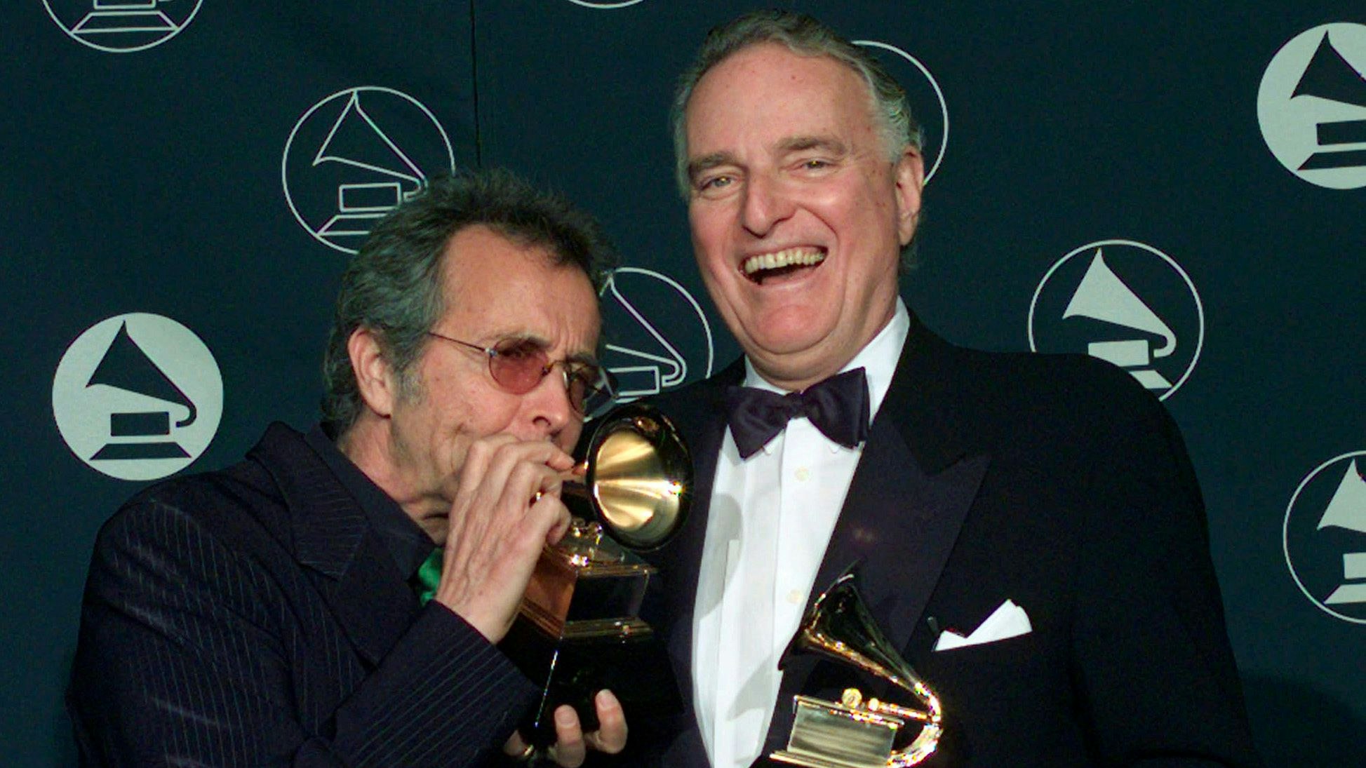 Download von www.picturedesk.com am 17.08.2023 (07:29).  FILE - Herb Alpert, left, makes a trumpet of his Grammy award alongside Jerry Moss, as the two hold their Trustee Awards during the 39th Annual Grammy Awards in New York on Feb. 26, 1997. Moss, a music industry giant who co-founded A&M Records, died Wednesday at his home in Bel Air, Calif. He was 88. (AP Photo/Kathy Willens, File) - 19970226_PD0203 - Rechteinfo: Rights Managed (RM)