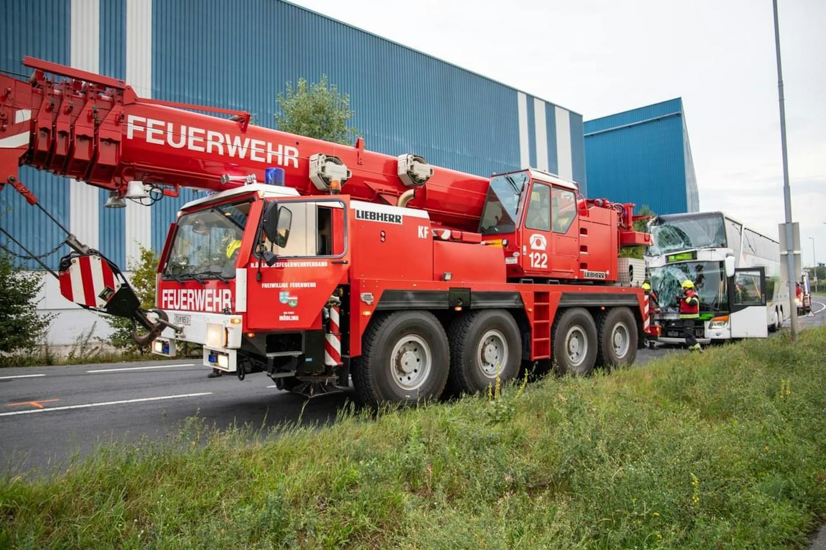 Feuerwehr kam mit schwerem Kranfahrzeug.