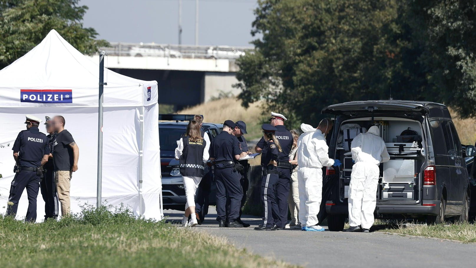 An der Neuen Donau in Wien machten Einsatzkräfte am frühen Montag einen entsetzlichen Fund. Nach dem Tod eines Buben (5) wurde eine weitere Leiche entdeckt.&nbsp;<a href="https://www.heute.at/g/toter-bub-in-donau-jetzt-zweite-leiche-entdeckt-100286517?category=/oesterreich/wien#carousel_100286517"></a>