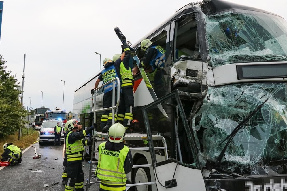 Unfall mit 2 Bussen in Laxenburg forderte 2 Verletzte.