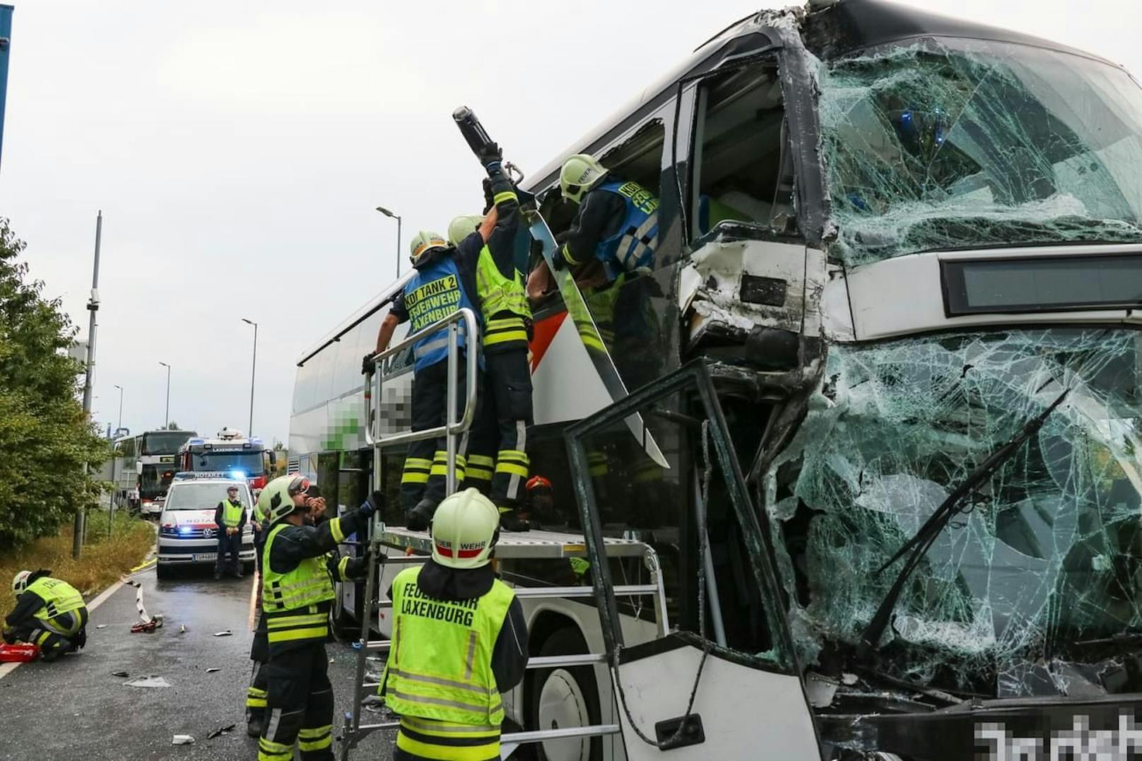 9 Verletzte! Doppeldeckerbus mit 60 Insassen gegen Bus