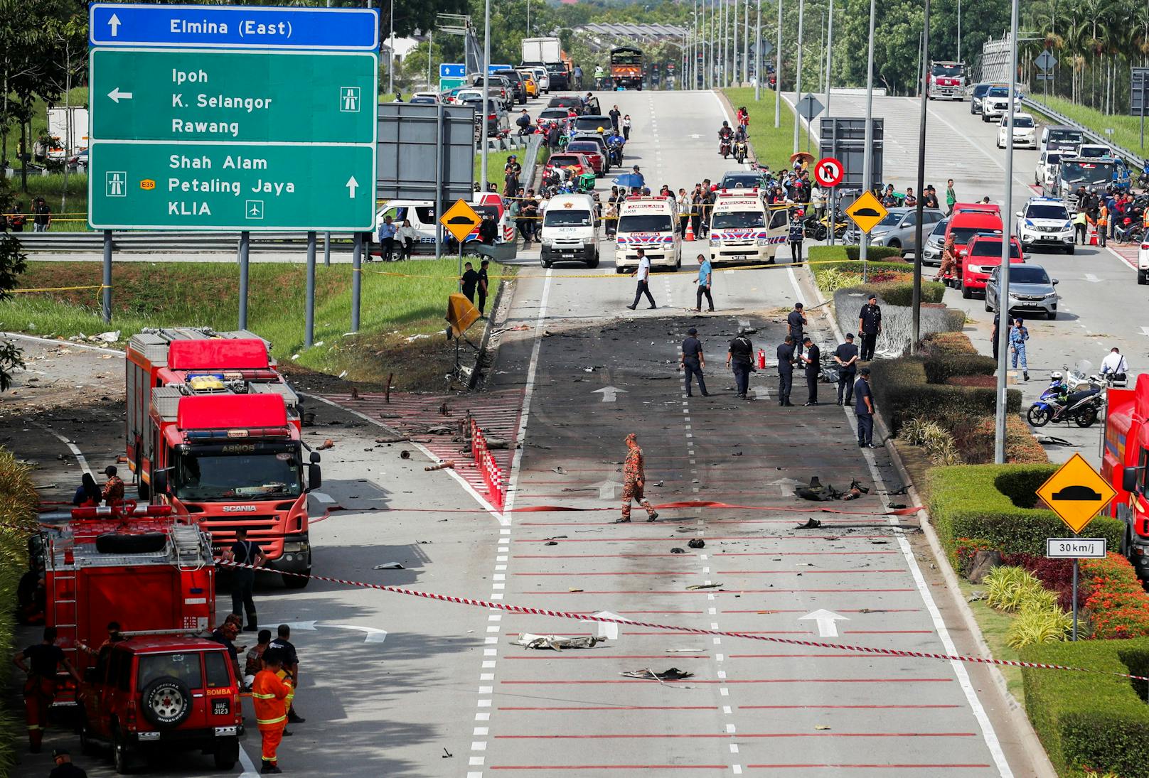 Flugzeug stürzt auf Autobahn – zehn Tote