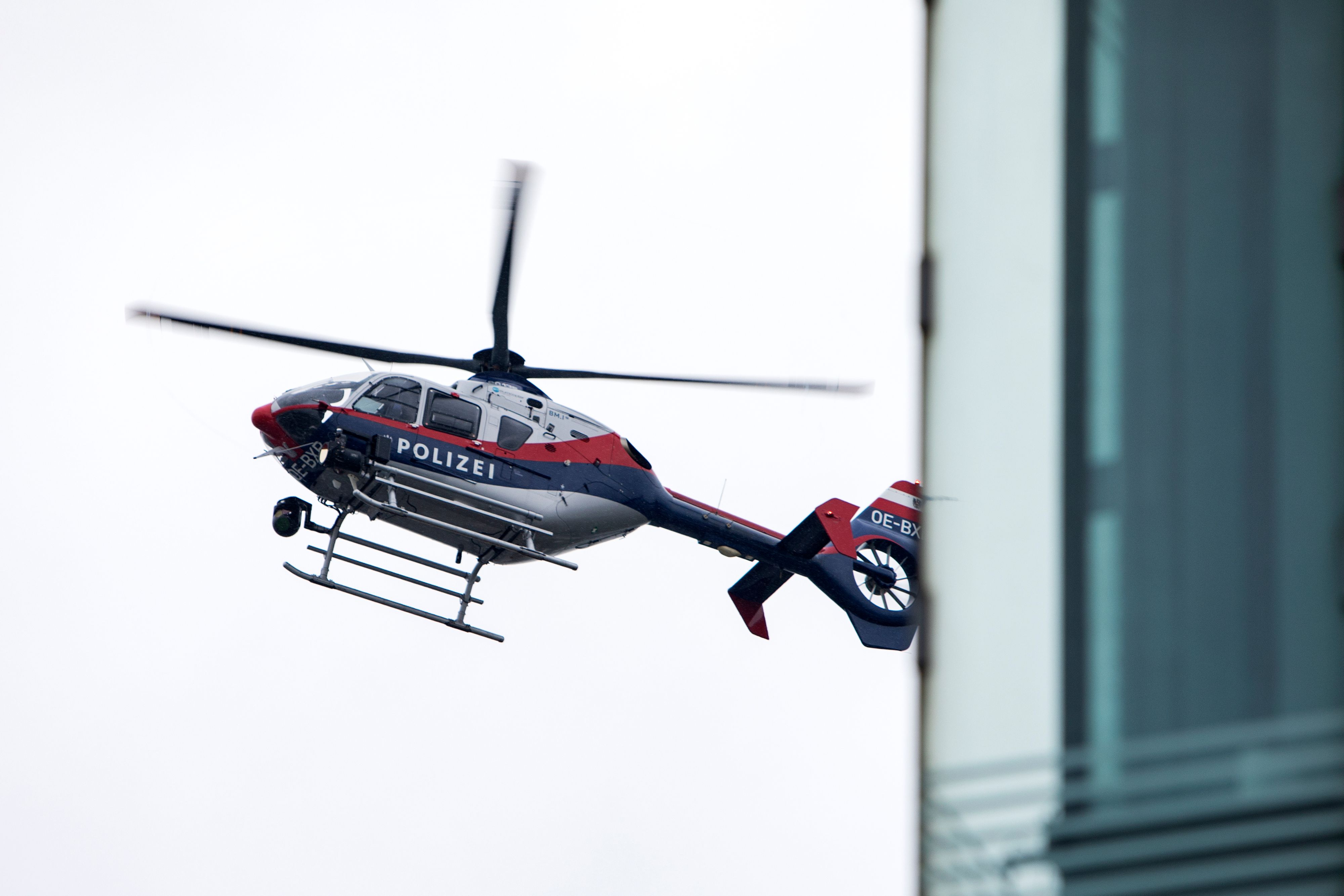 Ein Polizeihubschrauber am Flughafen Wien-Schwechat. Symbolbild.