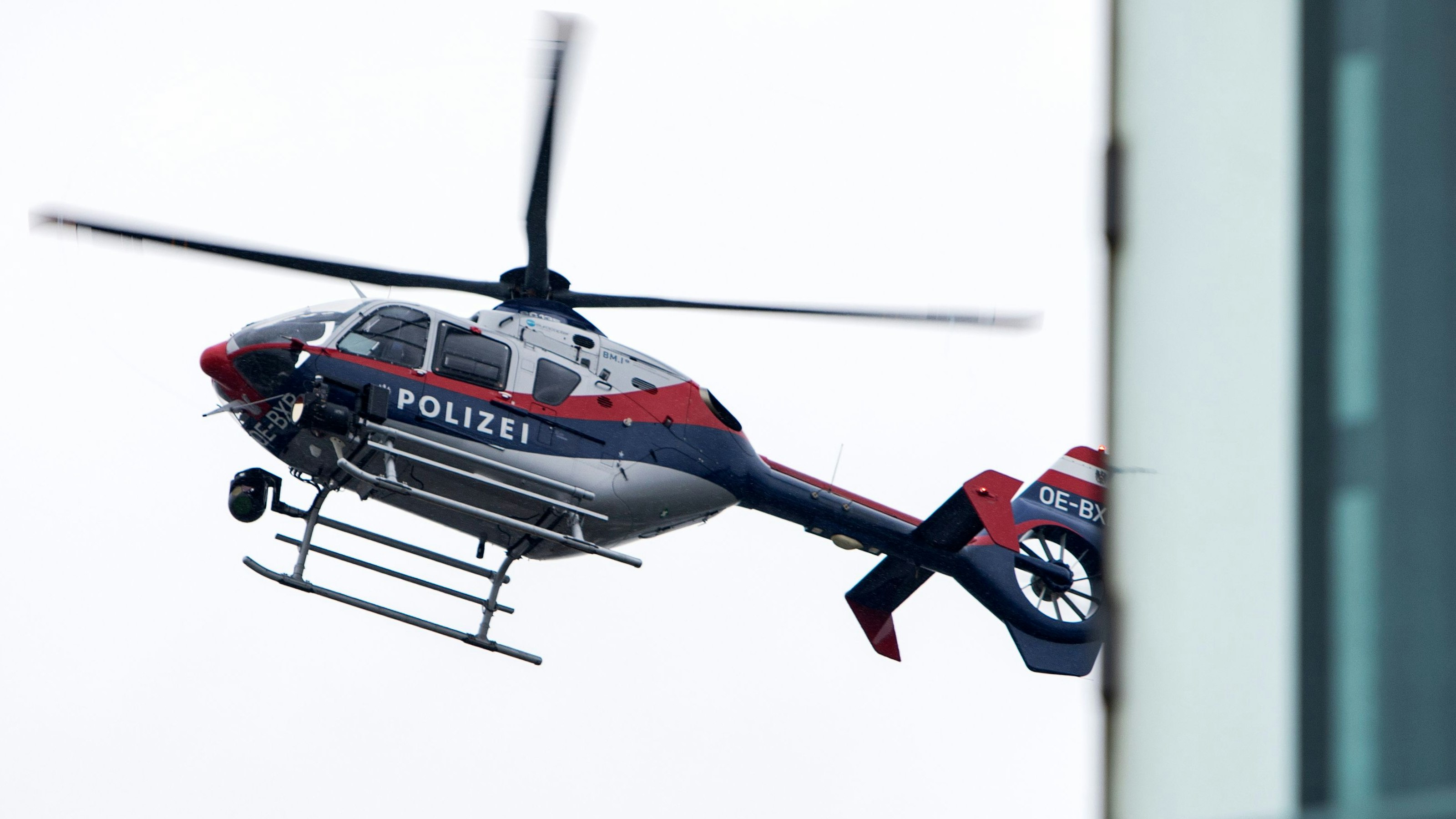 Ein Polizeihubschrauber am Flughafen Wien-Schwechat. Symbolbild.