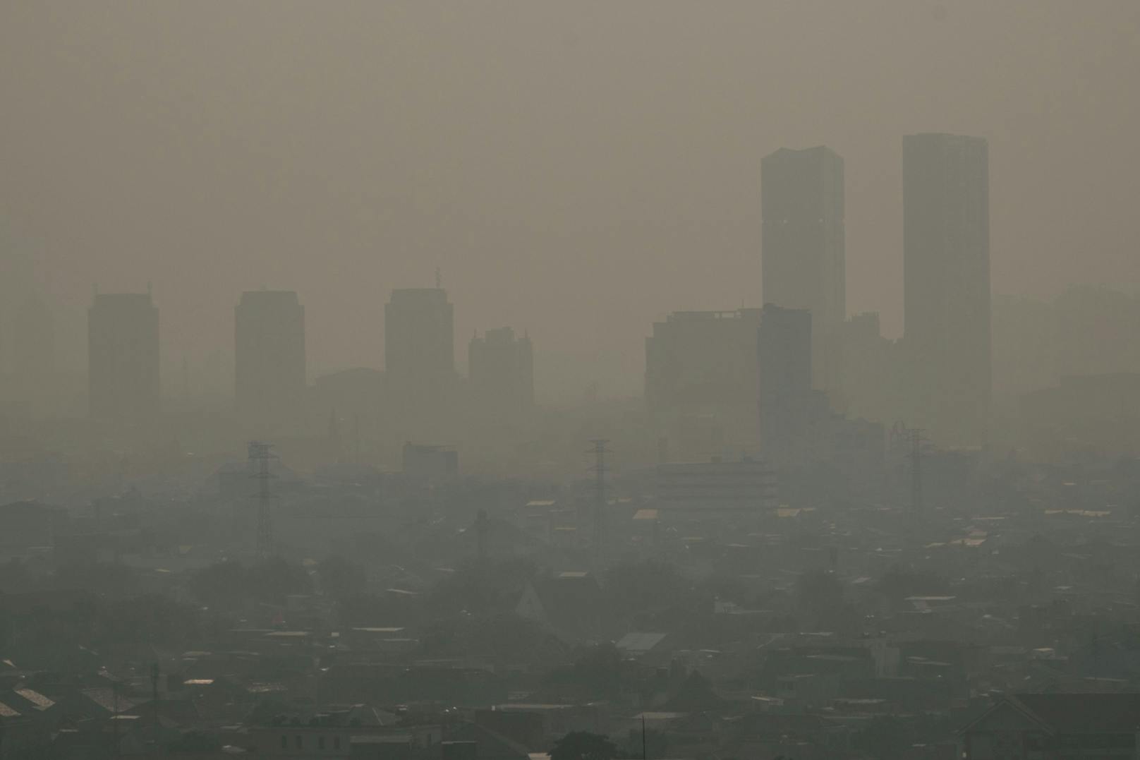 Gebäude sind im Dunst: Die Luftverschmutzung in Jakarta am 16. August 2023.