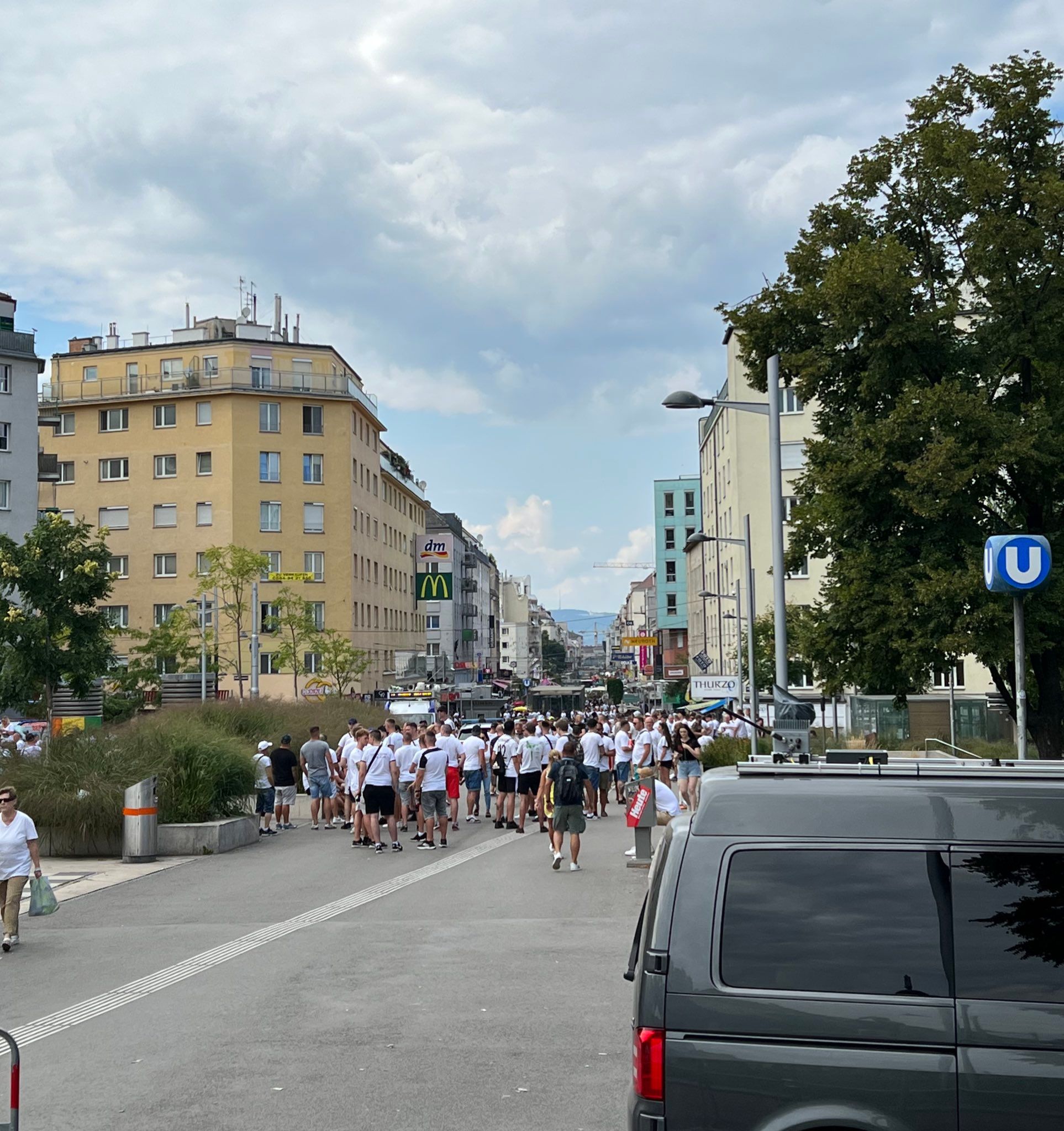 Legia Fans marschieren durch Wien