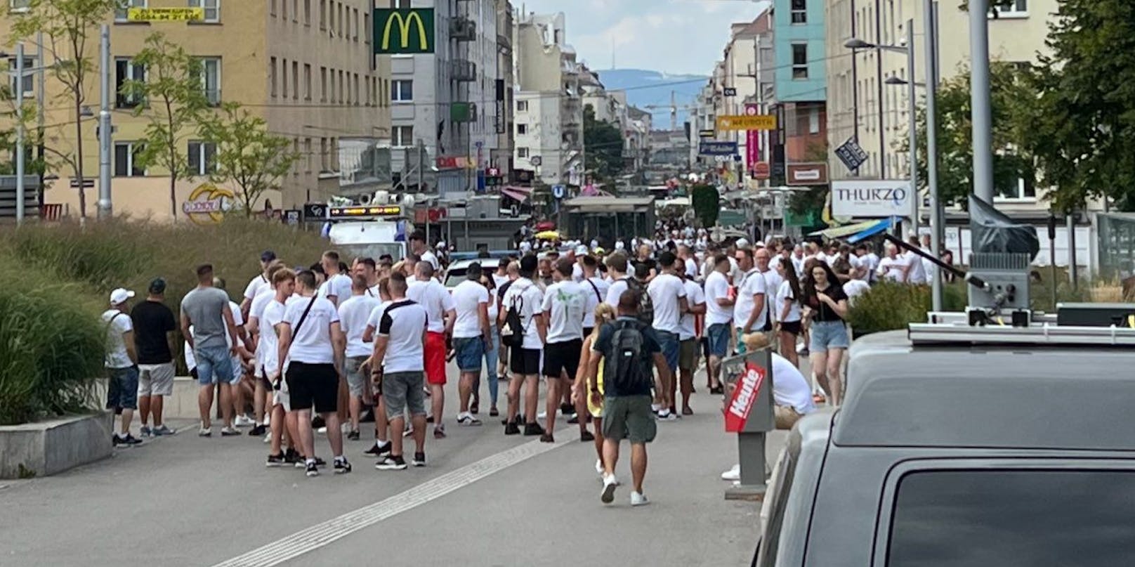 Legia Fans marschieren durch Wien