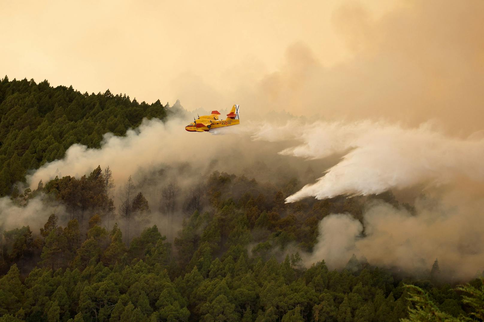 17 Flugzeuge und etwa 350 Feuerwehrleute und Militärangehörige waren im Einsatz.