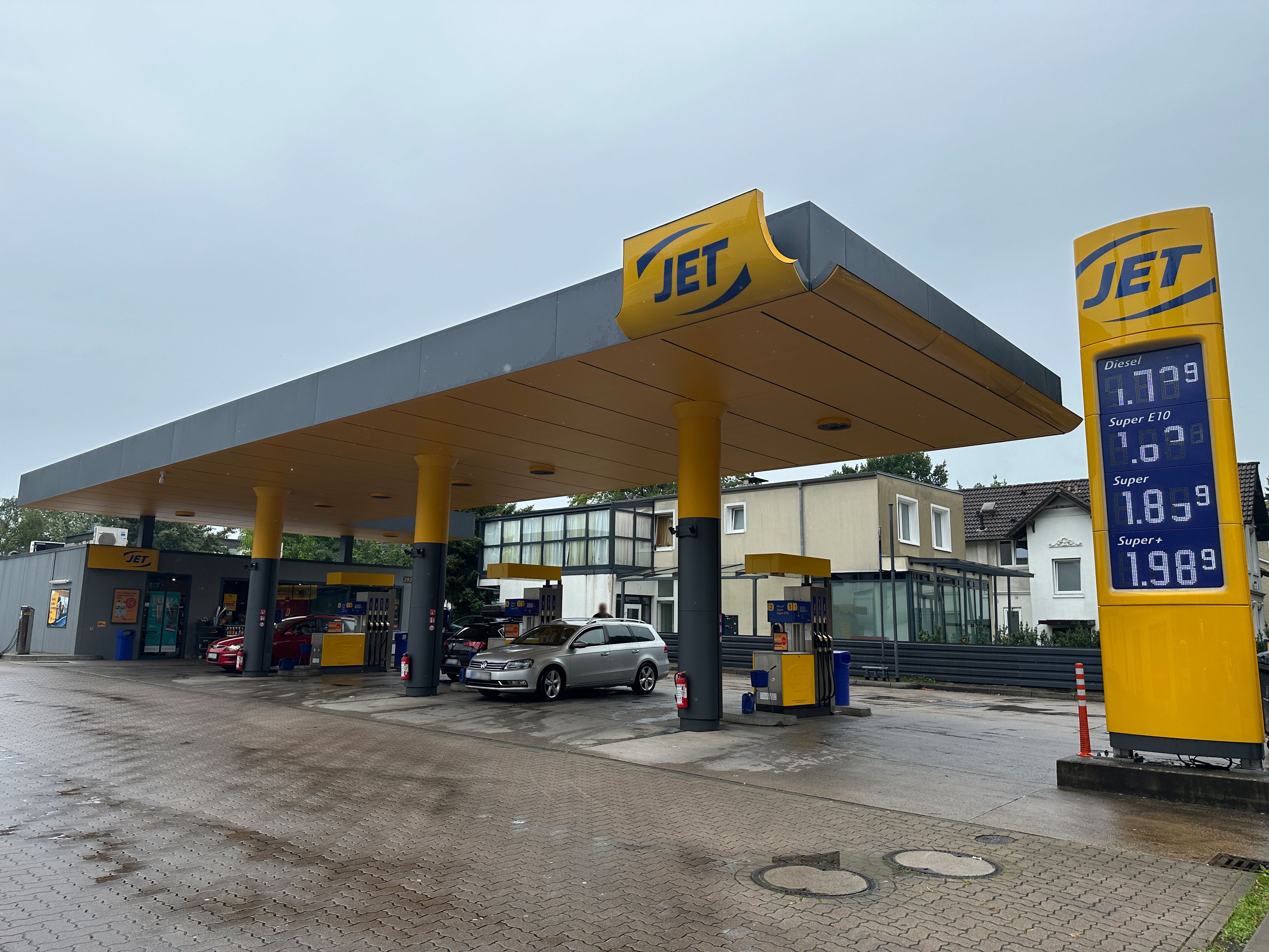 An einer Hamburger Tankstelle sollen am Donnerstagmorgen zwei Personen mit Benzin übergossen worden sein. Eine Frau sei vom Täter entführt worden, melden deutsche Medien.