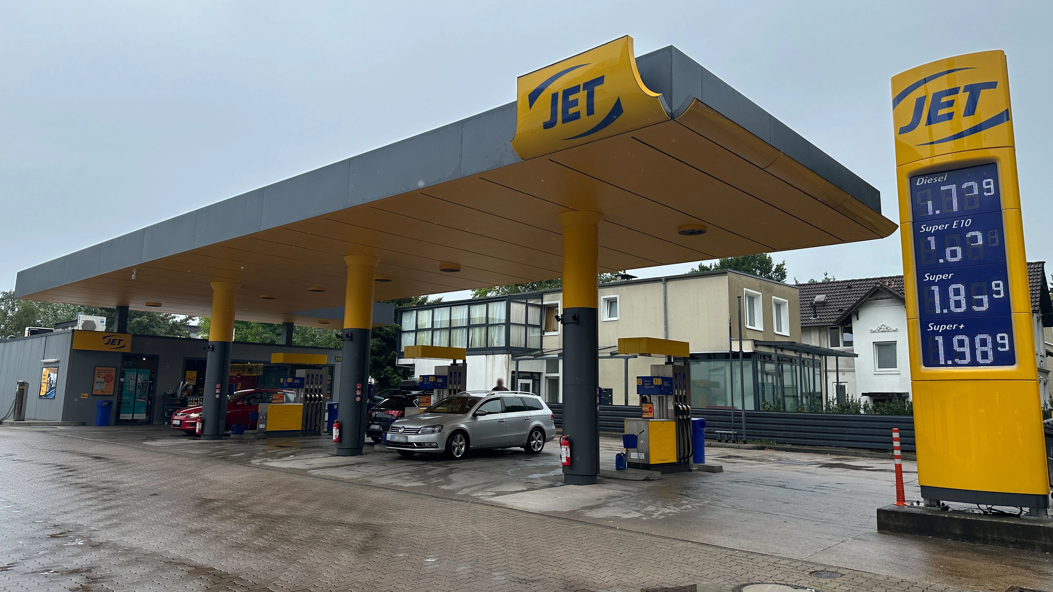An einer Hamburger Tankstelle sollen am Donnerstagmorgen zwei Personen mit Benzin übergossen worden sein. Eine Frau sei vom Täter entführt worden, melden deutsche Medien.