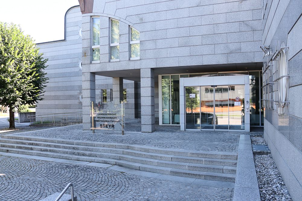 Ein 38-Jähriger wurde beschuldigt, sich an dem Kind vergangen zu haben. Er fasste in Steyr nicht rechtskräftig neun Jahre Haft aus.