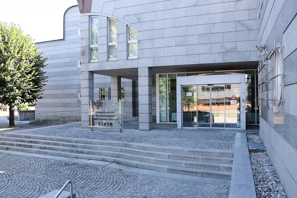 Ein 38-Jähriger wurde beschuldigt, sich an dem Kind vergangen zu haben. Er fasste in Steyr nicht rechtskräftig neun Jahre Haft aus.