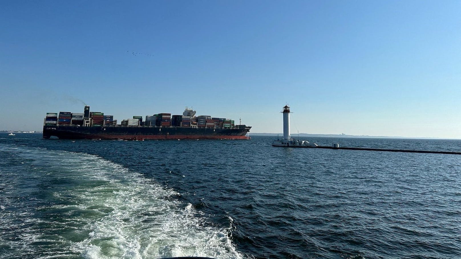 Das Container-Schiff "Joseph Schulte" beim Verlassen des Hafens von Odessa am 16. August 2023.