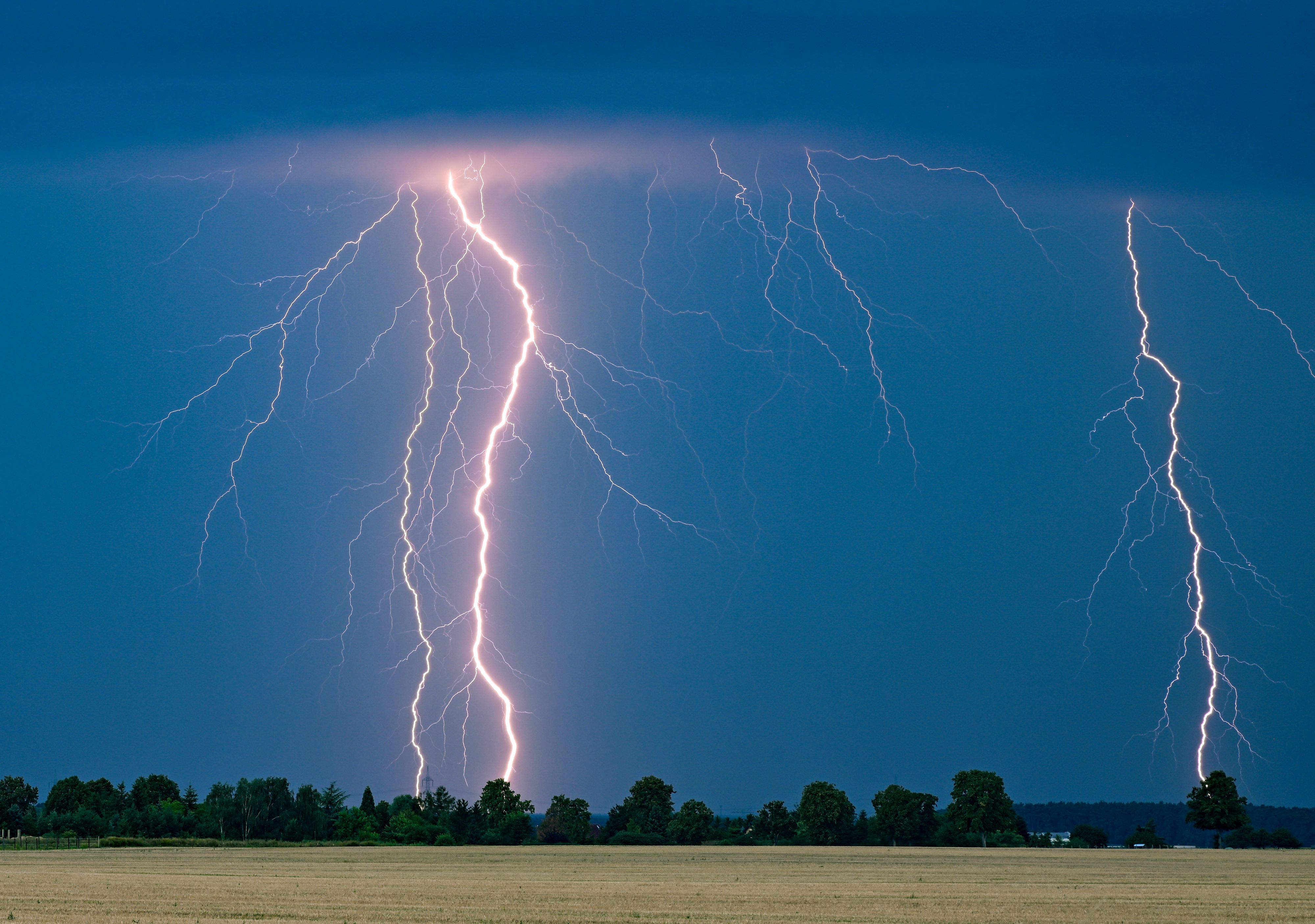 In mehreren Bundesländern wurde die Unwetter-Warnstufe Rot ausgerufen. (Symbolbild)