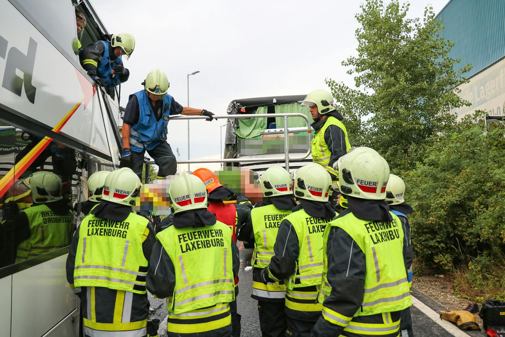 Sofort wurden die Verletzten durch die Einsatzkräfte von Feuerwehr und Rettungsdienst erstversorgt. Weitere Kräfte des Rettungsdienstes wurden nachalarmiert.