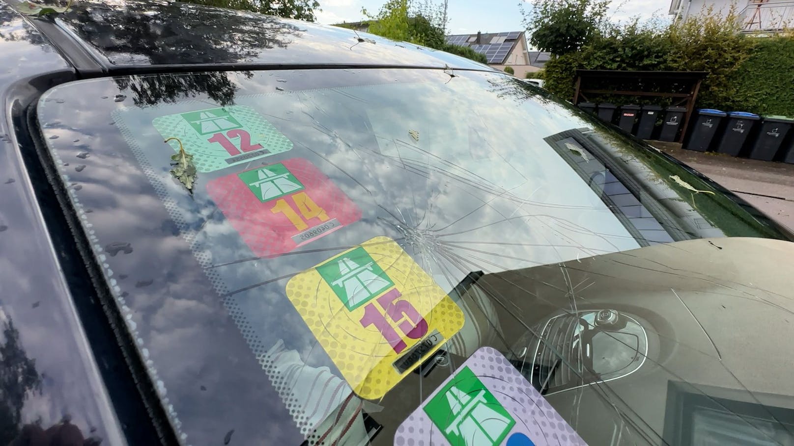 Hagelkörner so groß wie Tennisbälle (teils bis 8 cm im Durchmesser) haben nahe Stuttgart hunderte Gebäude beschädigt, wohl tausende Autos verbeult und Scheiben zerschlagen. Dachziegel, Dachfenster und Gewächshäuser wurden durchlöchert.