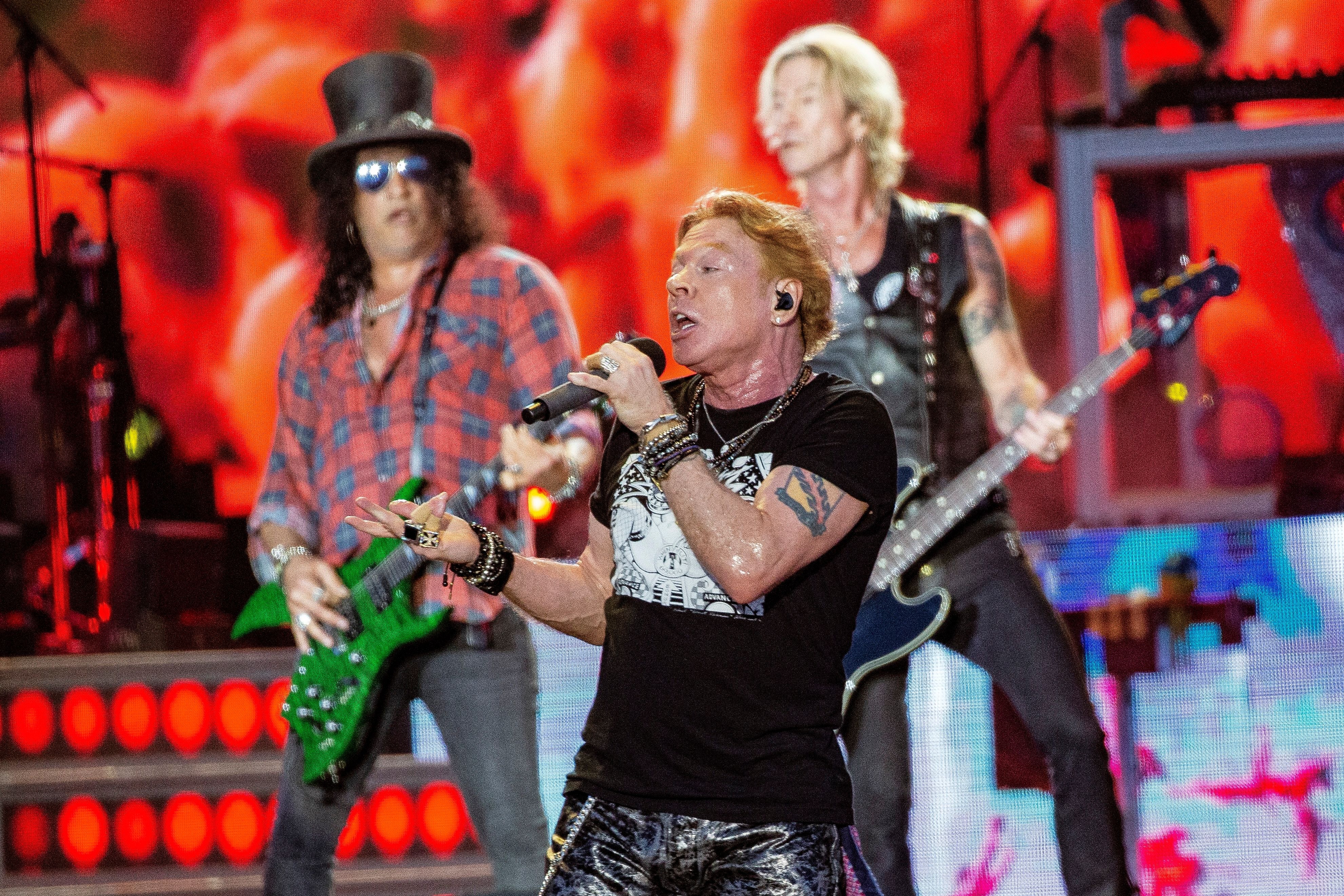 <strong>Guns N'Roses</strong>-Frontmann Axl Rose (mit Gitarrist Slash und Bassist Duff McKagan im Hintergrund) live beim Glastonbury Festival 2023.