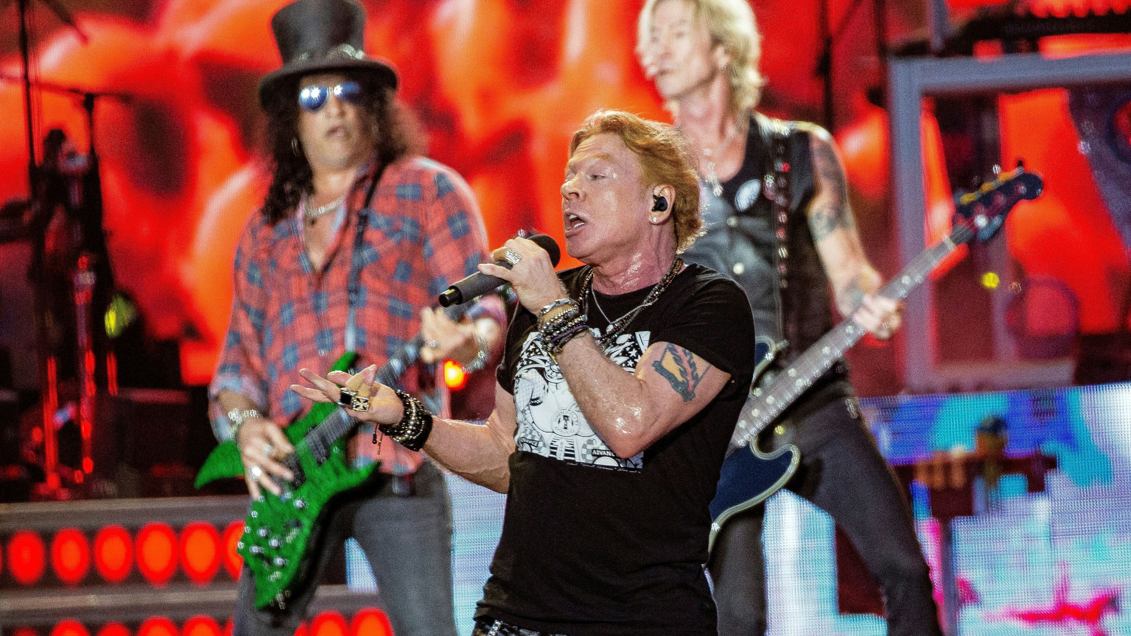 Download von www.picturedesk.com am 18.08.2023 (11:04).  Axl Rose, center, Slash, back left and Duff McKagan, back right of Guns N' Roses perform during the Glastonbury Festival in Worthy Farm, Somerset, England, Saturday, June 24, 2023. (Joel C Ryan/Invision/AP) - 20230624_PD13088 - Rechteinfo: Rights Managed (RM)