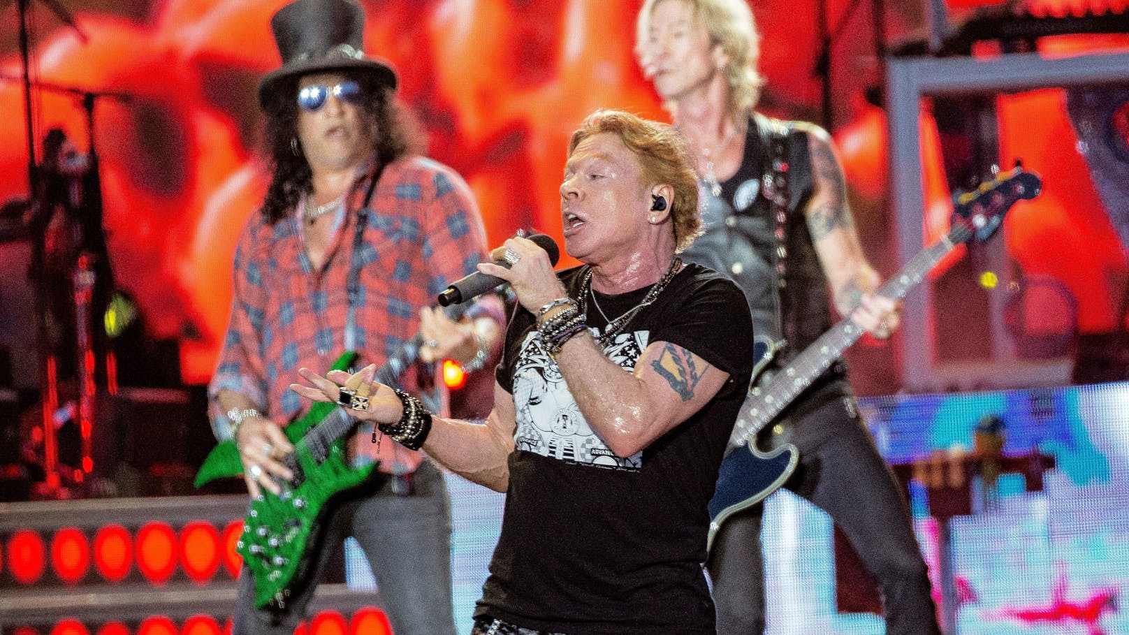 <strong>Guns N'Roses</strong>-Frontmann Axl Rose (mit Gitarrist Slash und Bassist Duff McKagan im Hintergrund) live beim Glastonbury Festival 2023.