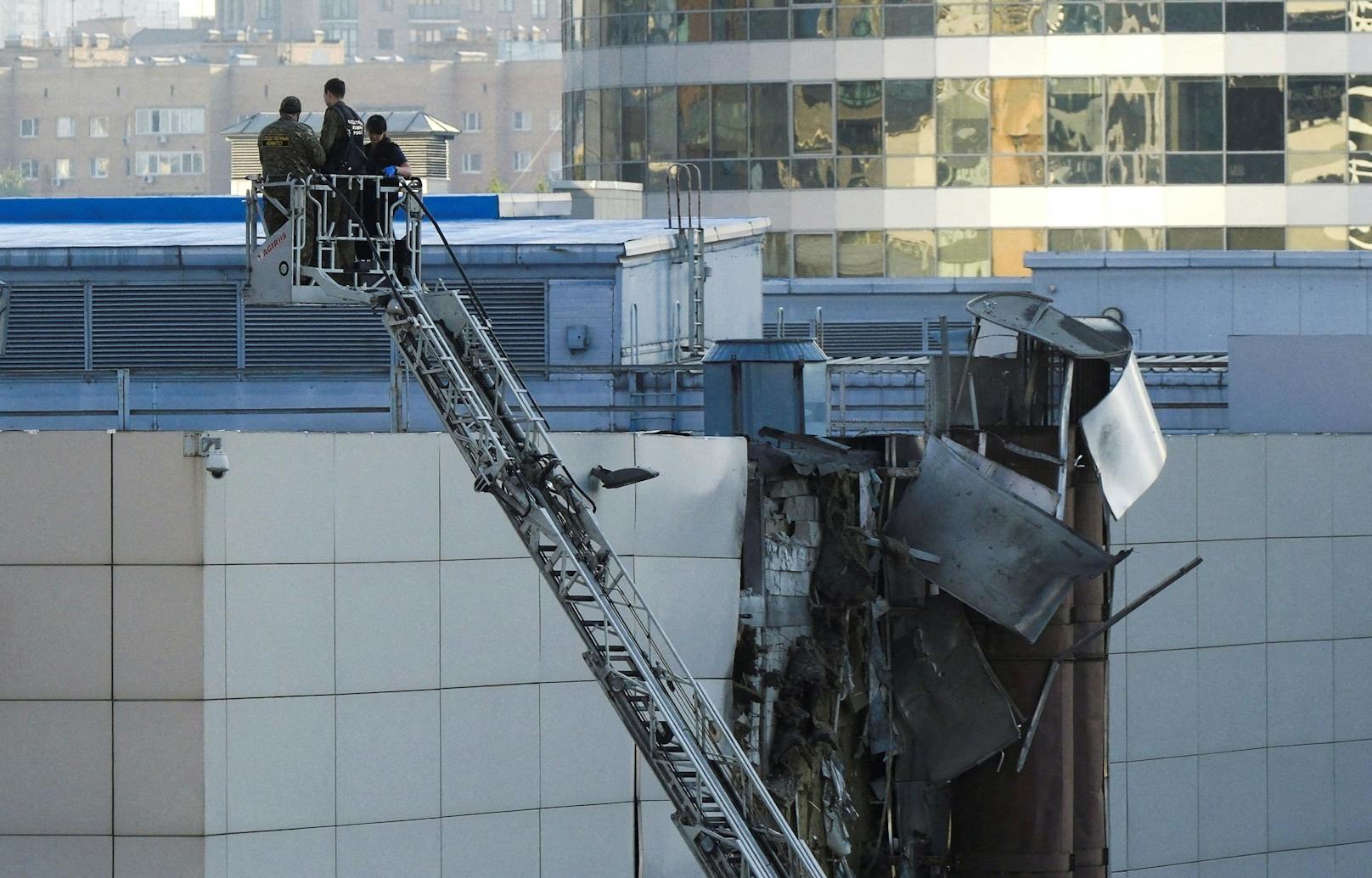 Das unbemannte Flugobjekt sei daraufhin in ein Gebäude des Messegeländes im Stadtviertel Krasnopresnenskaja gestürzt.